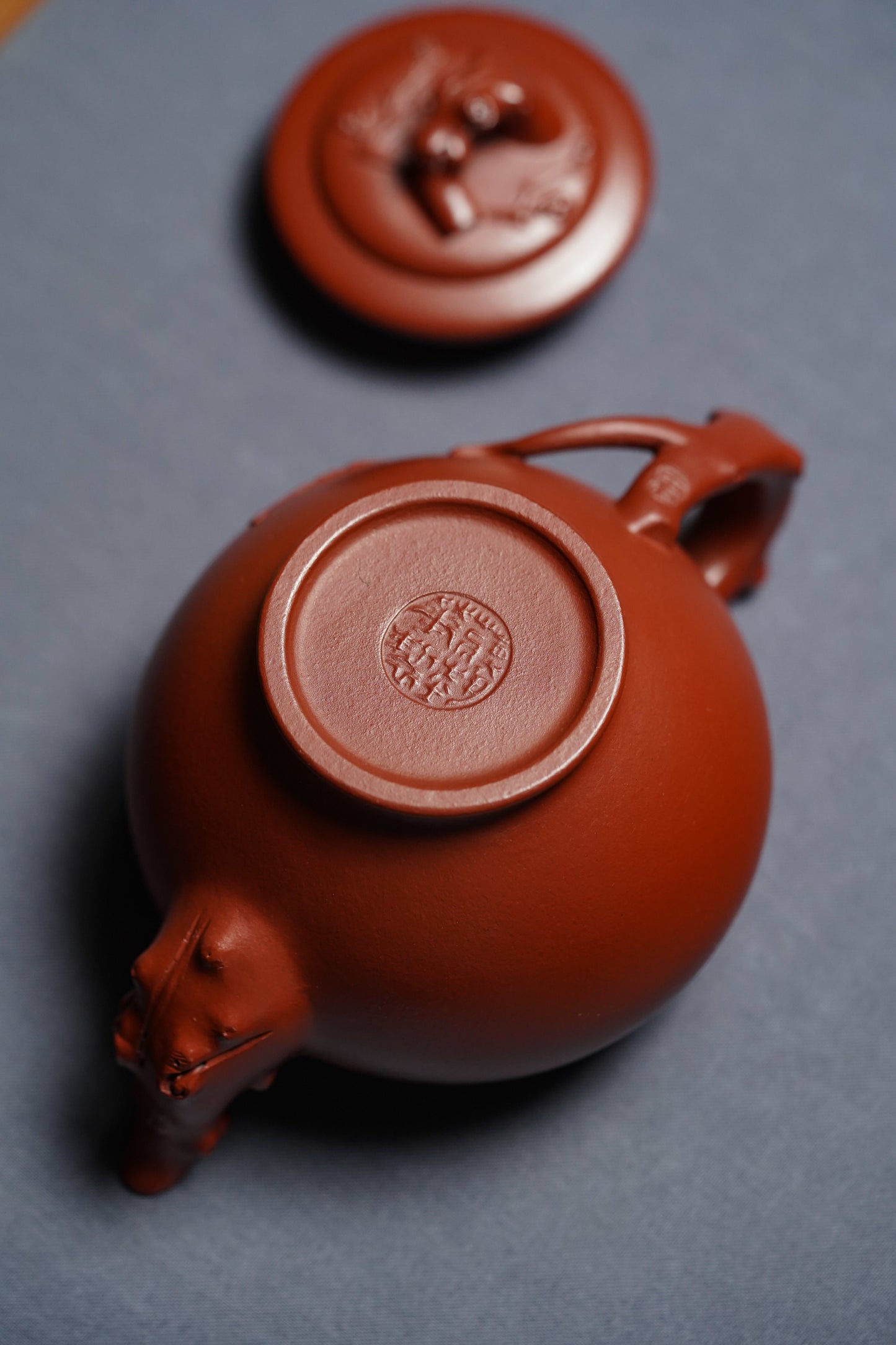 蒋艺华大师·重器传承·紫砂七老花器泰斗蒋蓉·唯一传人佳作【梅报春壶】原矿极品朱泥 200cc