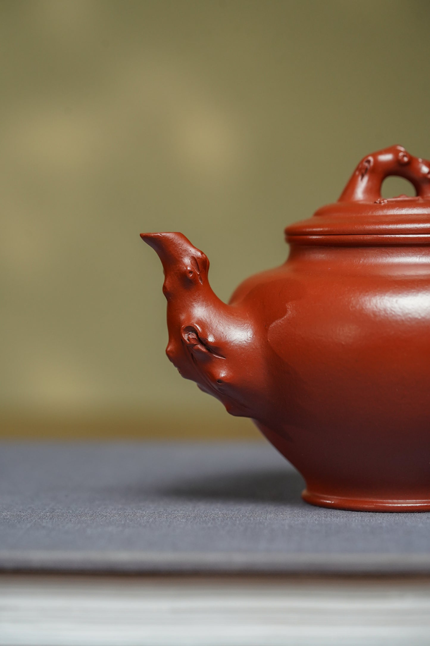 蒋艺华大师·重器传承·紫砂七老花器泰斗蒋蓉·唯一传人佳作【梅报春壶】原矿极品朱泥 200cc