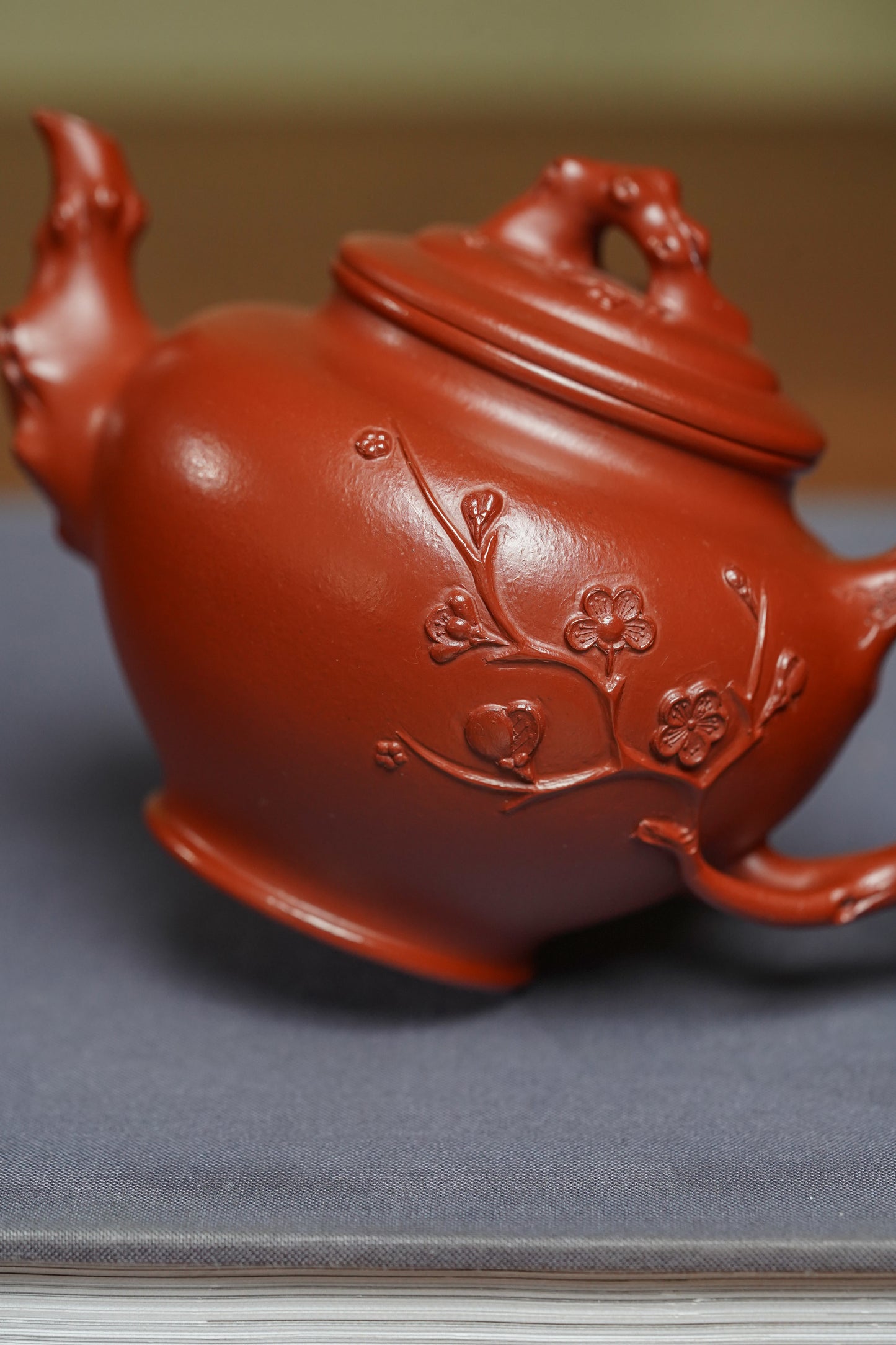 蒋艺华大师·重器传承·紫砂七老花器泰斗蒋蓉·唯一传人佳作【梅报春壶】原矿极品朱泥 200cc