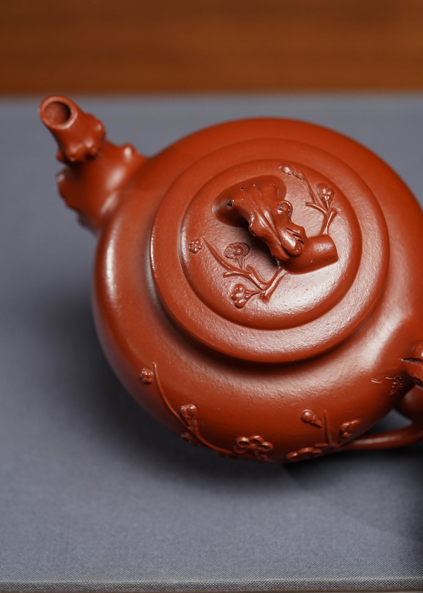 蒋艺华大师·重器传承·紫砂七老花器泰斗蒋蓉·唯一传人佳作【梅报春壶】原矿极品朱泥 200cc