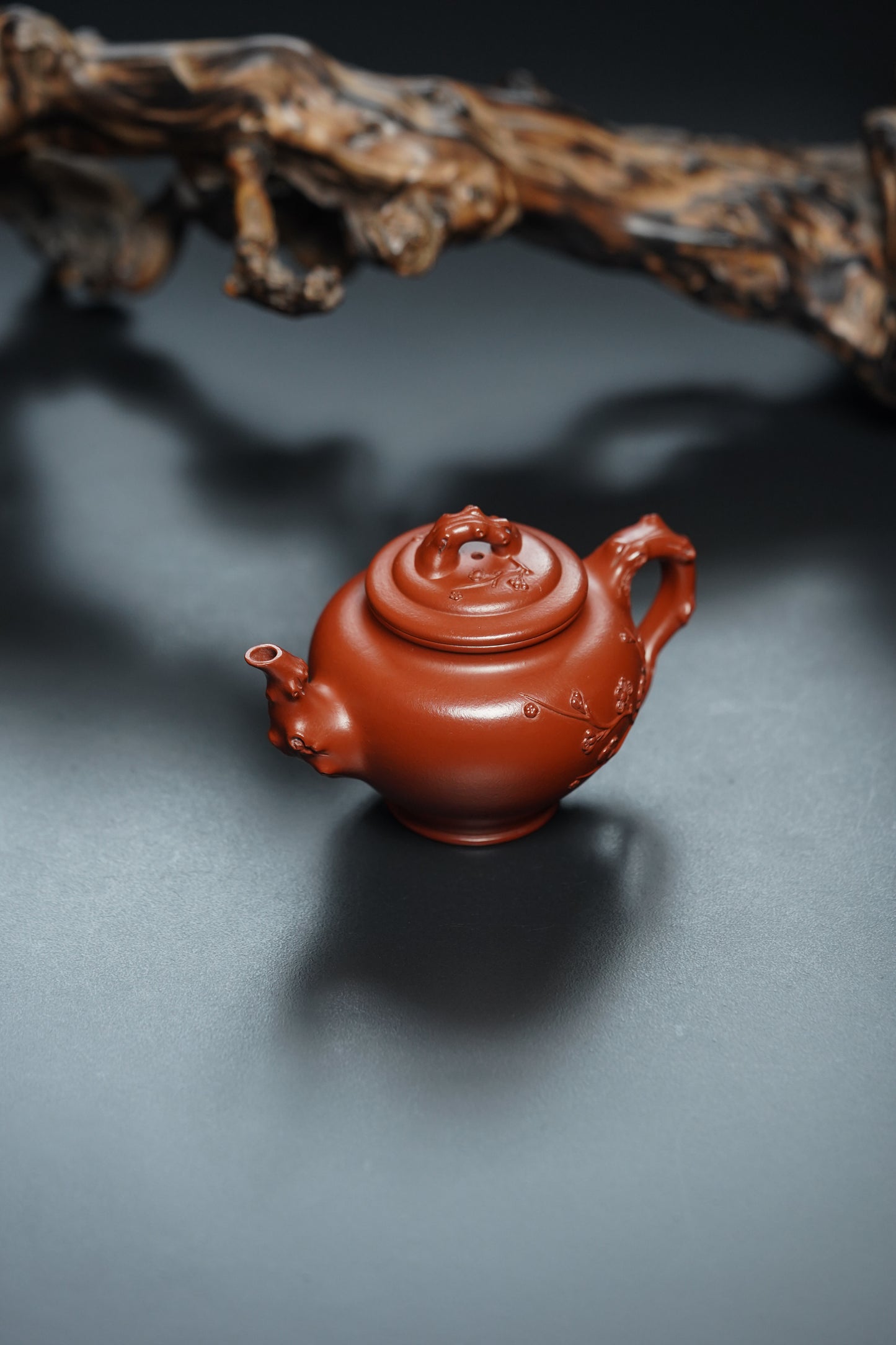 蒋艺华大师·重器传承·紫砂七老花器泰斗蒋蓉·唯一传人佳作【梅报春壶】原矿极品朱泥 200cc