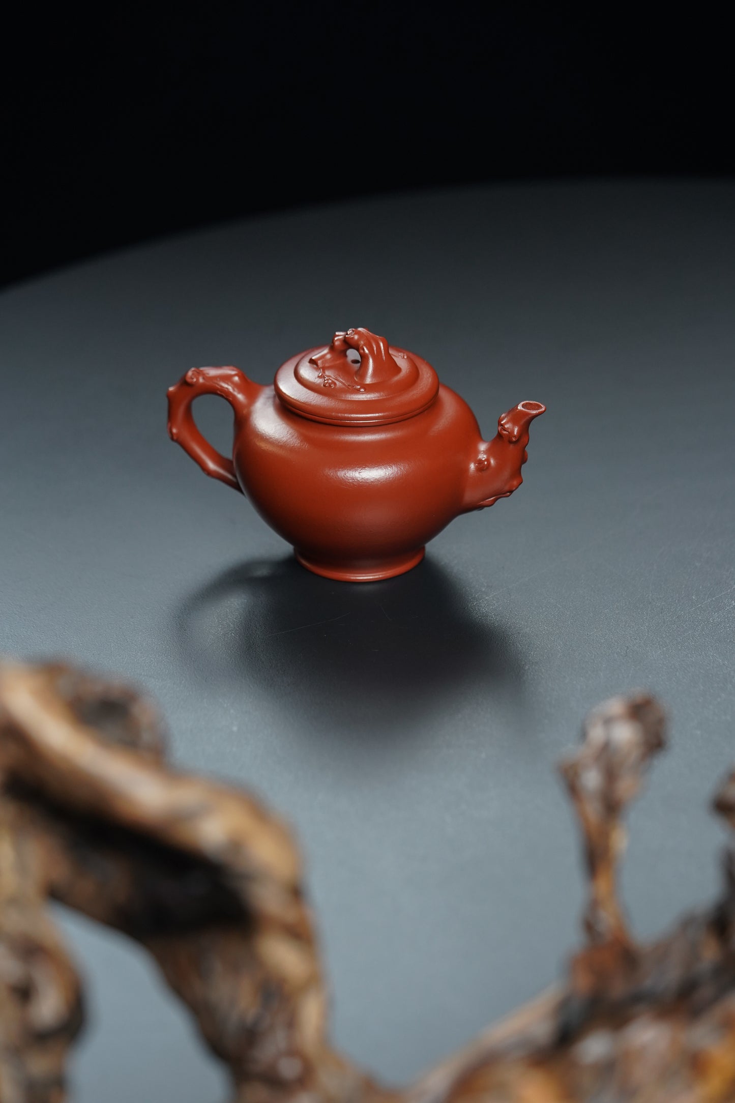 蒋艺华大师·重器传承·紫砂七老花器泰斗蒋蓉·唯一传人佳作【梅报春壶】原矿极品朱泥 200cc