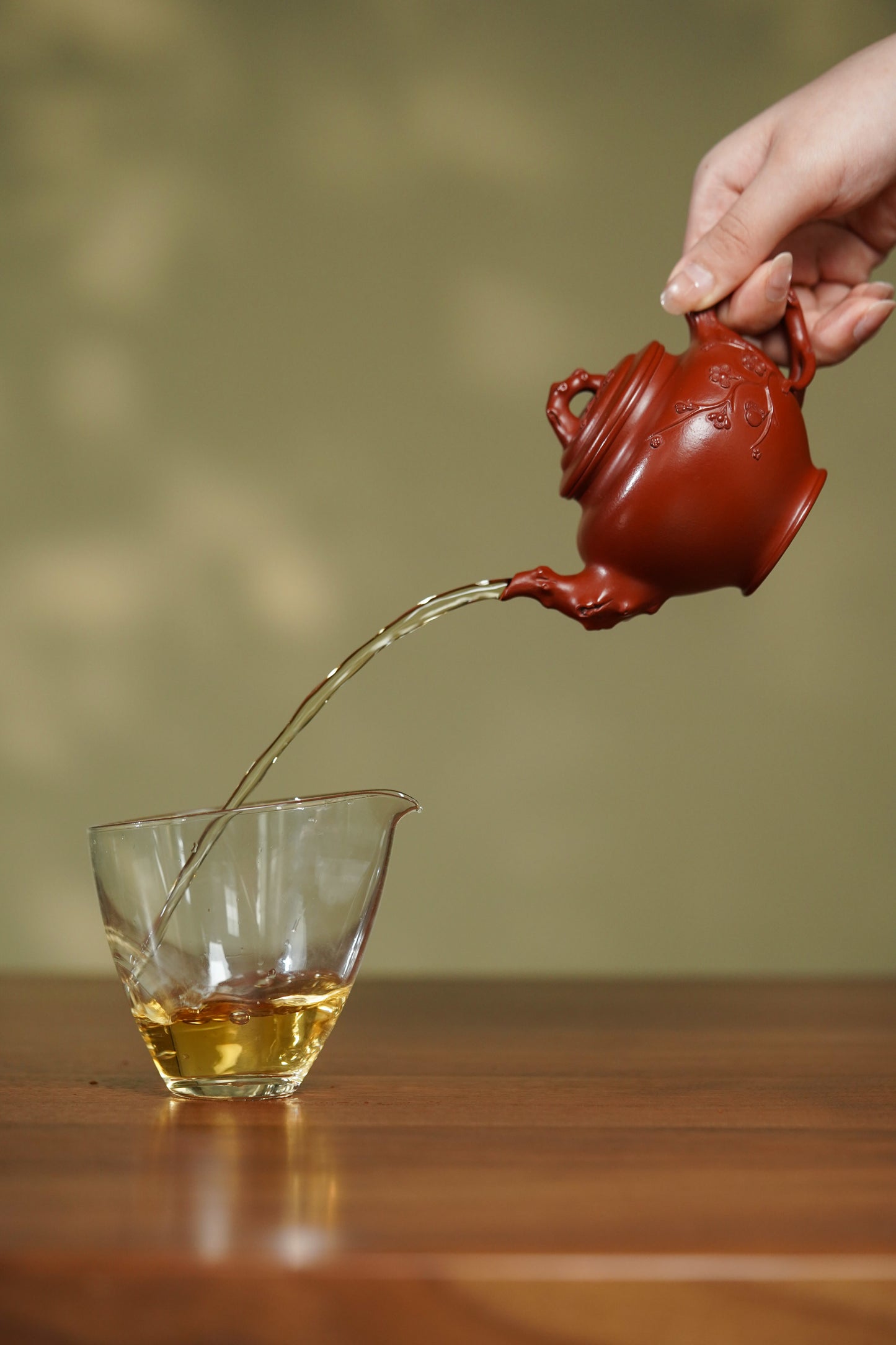 蒋艺华大师·重器传承·紫砂七老花器泰斗蒋蓉·唯一传人佳作【梅报春壶】原矿极品朱泥 200cc