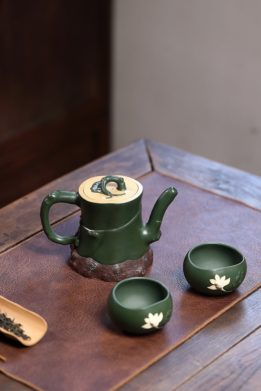 蒋艺华大师·重器传承·紫砂七老花器泰斗蒋蓉·唯一传人佳作【玉兰套组壶】原矿极品本山绿泥·420cc