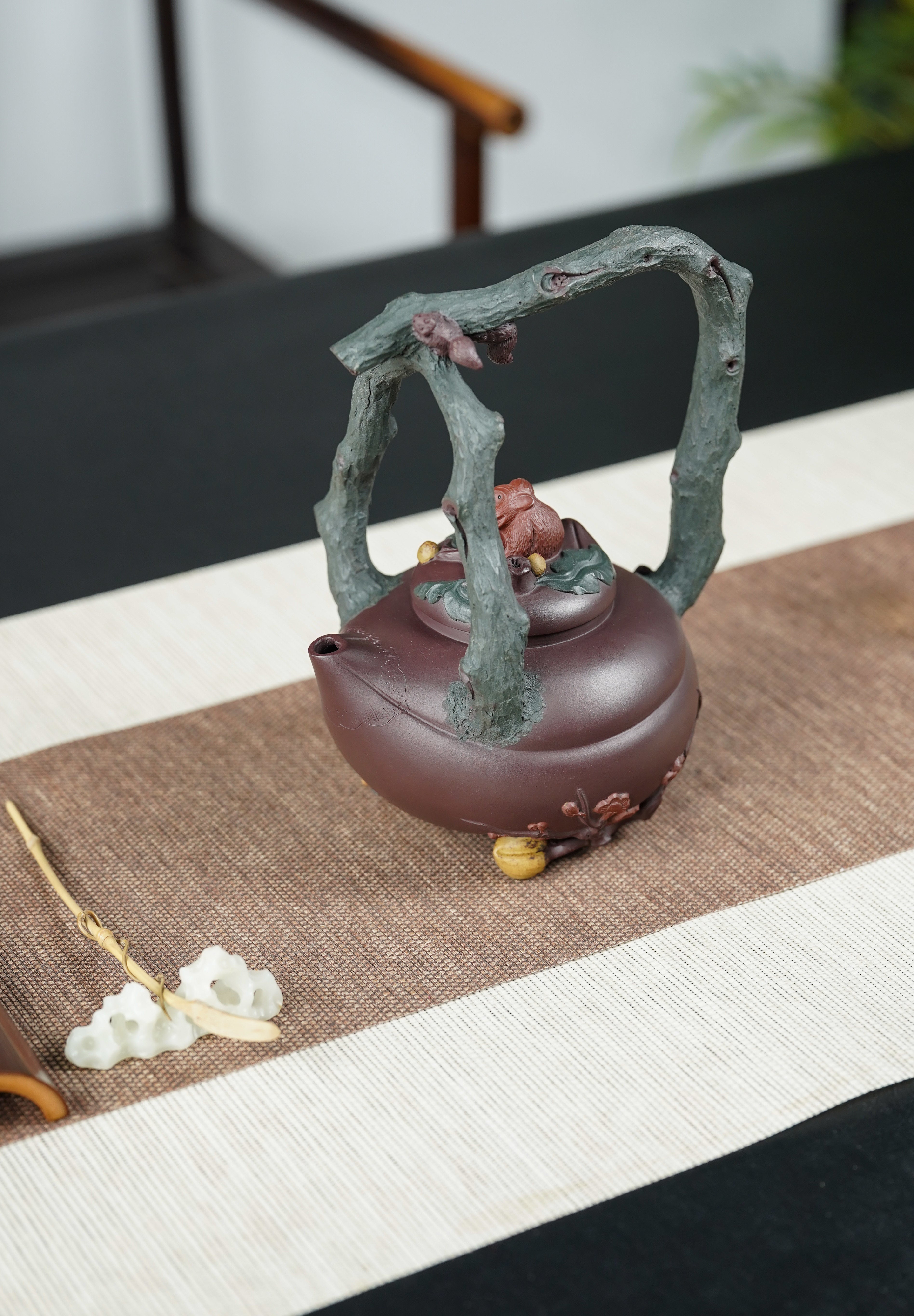蒋艺华大师·重器传承·紫砂七老花器泰斗蒋蓉·唯一传人佳作【圣桃提梁壶】原矿极品老紫泥·550cc