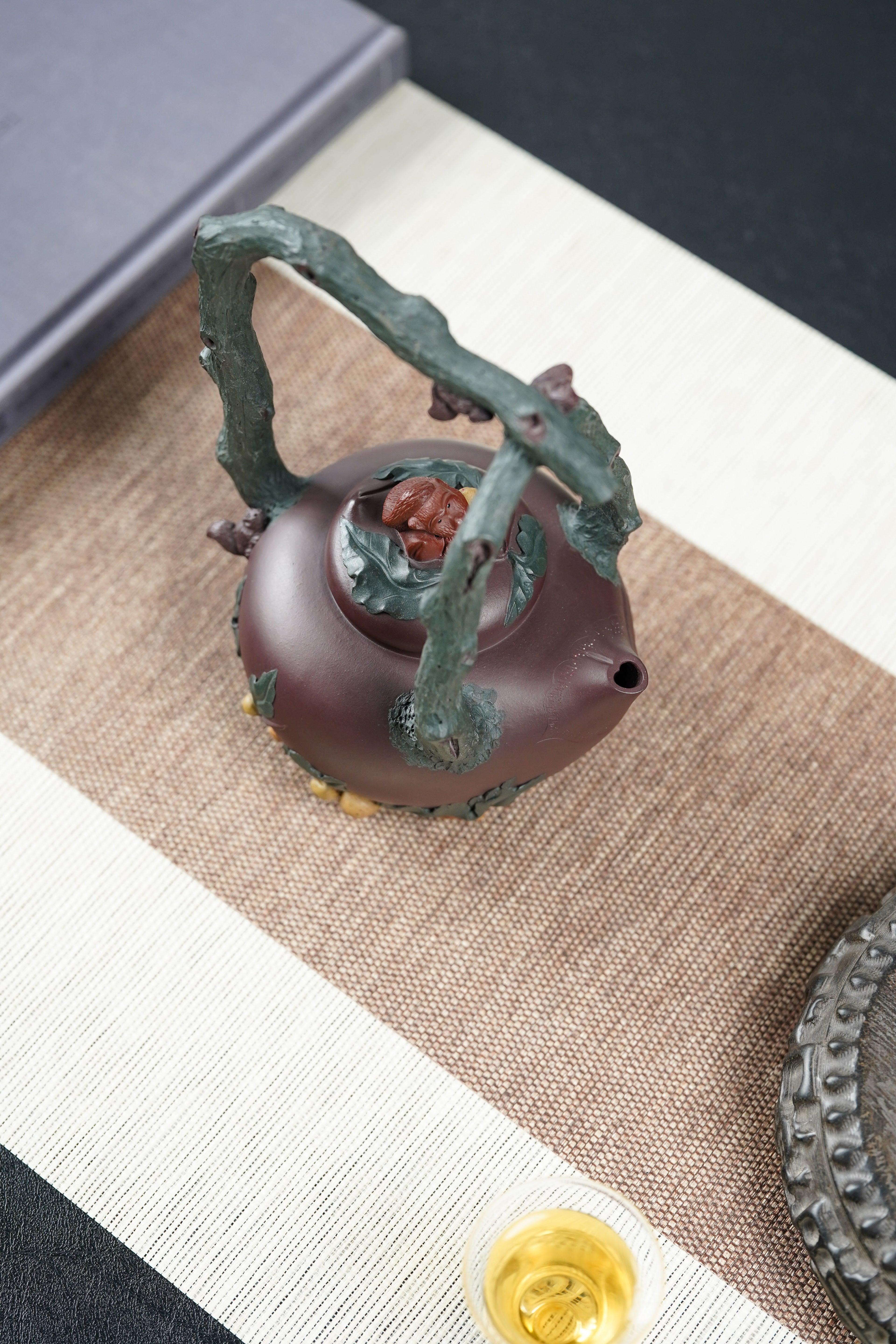蒋艺华大师·重器传承·紫砂七老花器泰斗蒋蓉·唯一传人佳作【圣桃提梁壶】原矿极品老紫泥·550cc