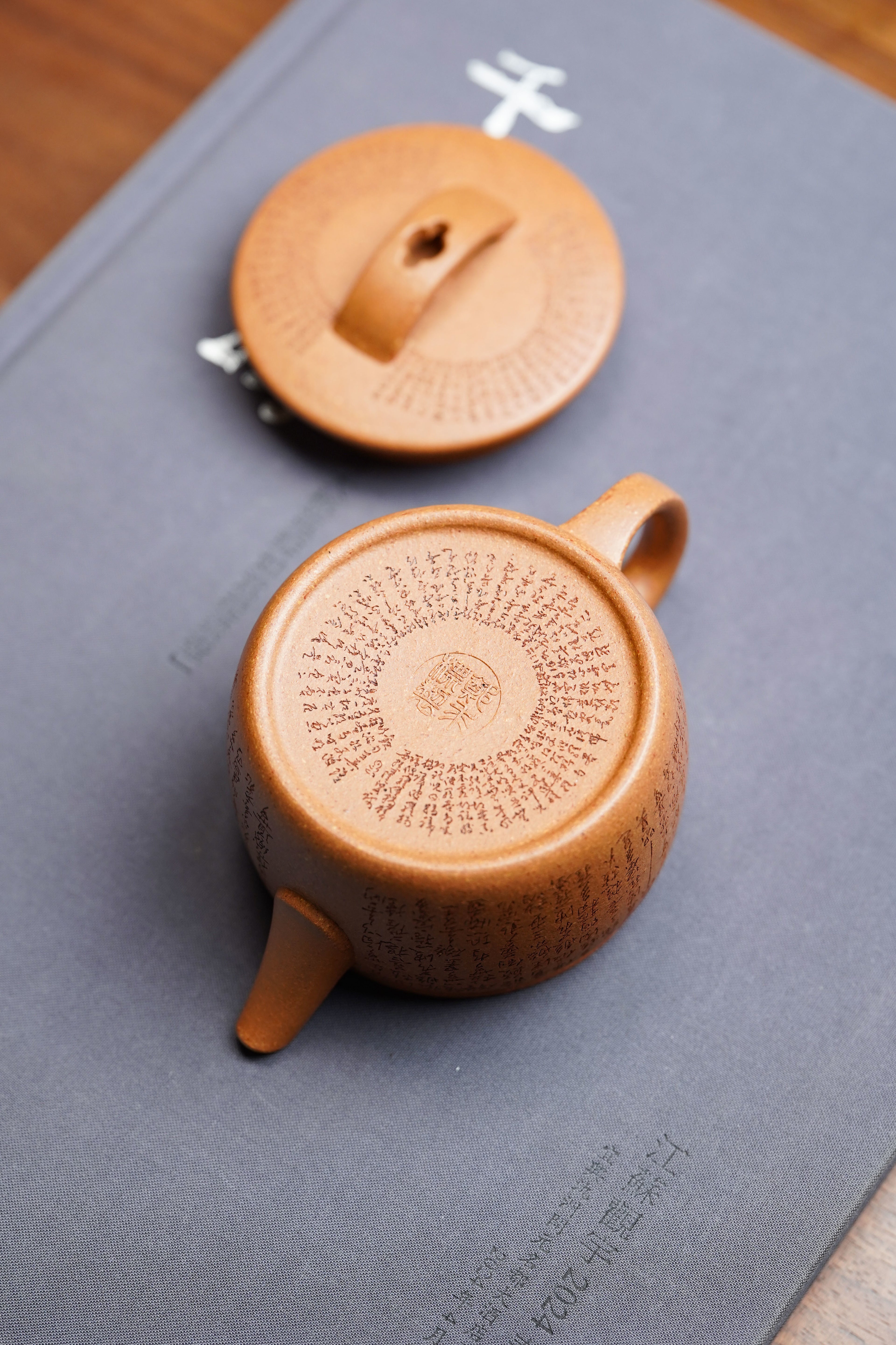 郑求标大师心经至尊藏品· 双心经+微刻吉祥经《汉瓦壶》原矿极品黄金段泥·180CC