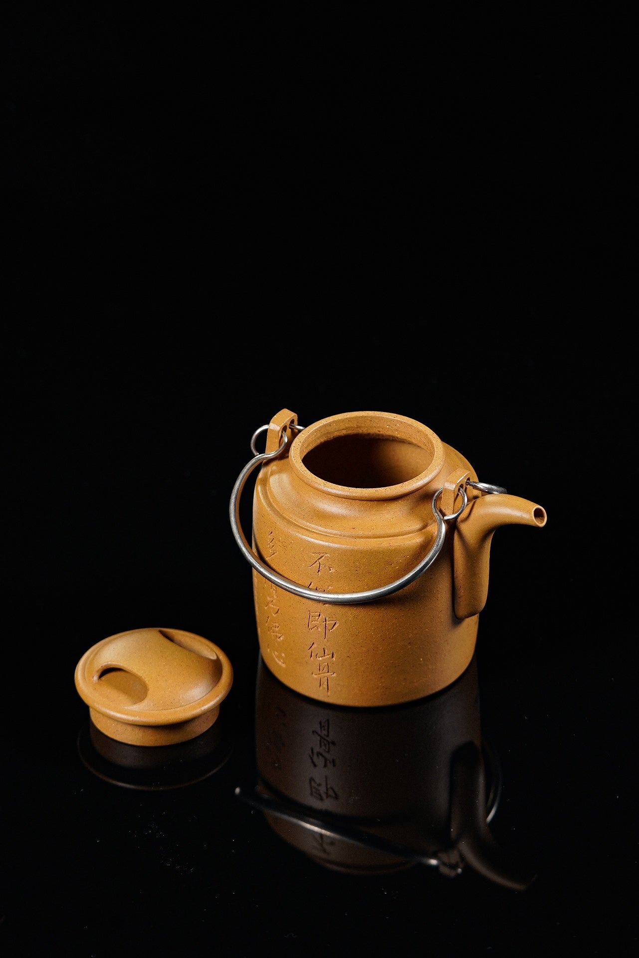 李峰大师 | 紫砂界特色彩刻开创艺术家精刻《洋桶壶》原矿极品黄金段·180cc