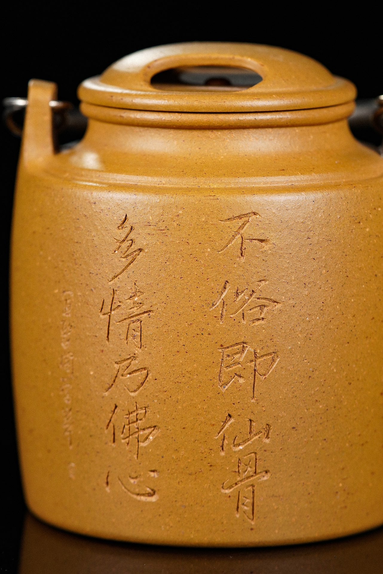 李峰大师 | 紫砂界特色彩刻开创艺术家精刻《洋桶壶》原矿极品黄金段·180cc