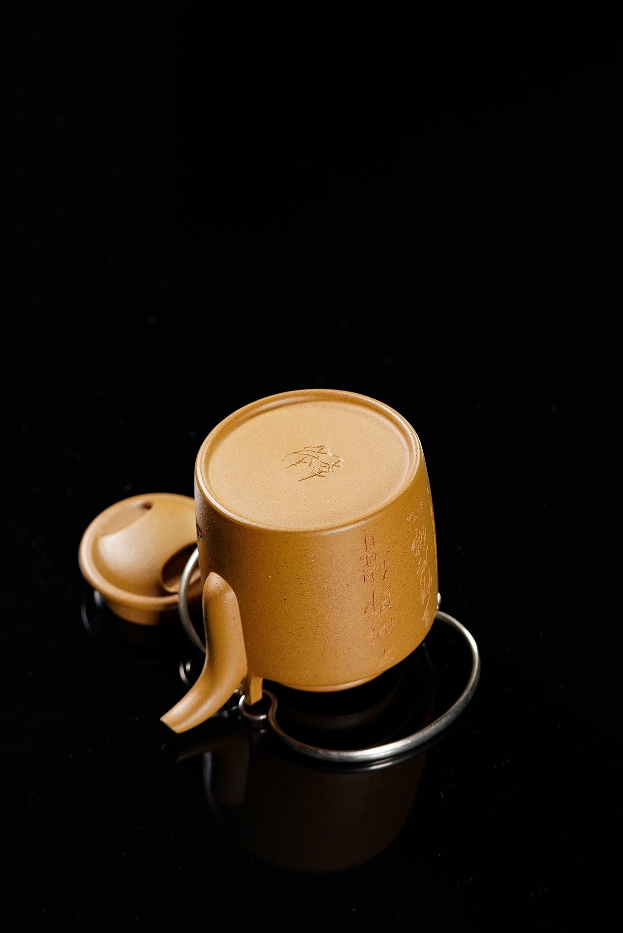 李峰大师 | 紫砂界特色彩刻开创艺术家精刻《洋桶壶》原矿极品黄金段·180cc