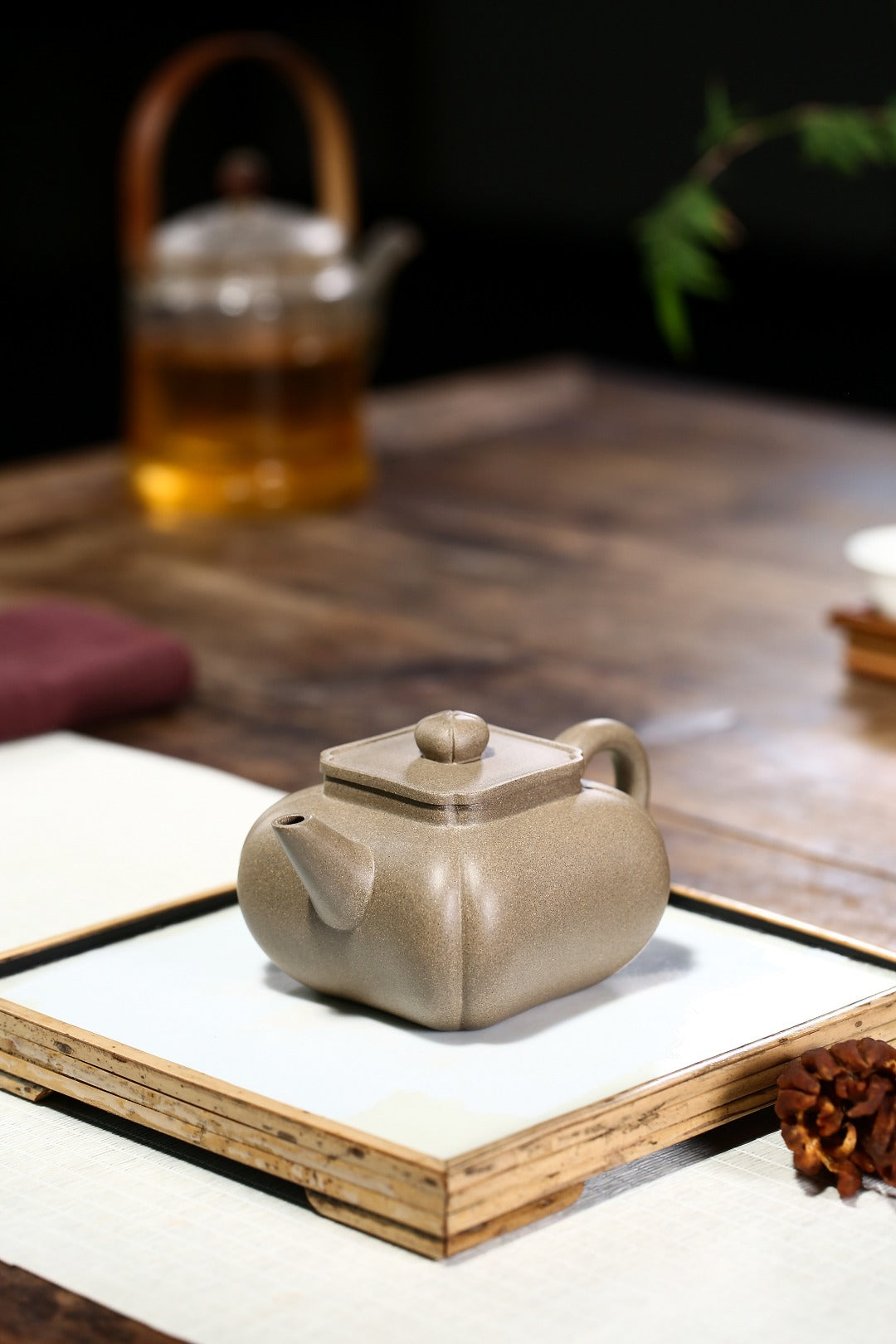 配持壶照【筋纹水平】 制壶：刘彩萍（国家级工艺美术师） 泥料：原矿青段泥 容量：275cc