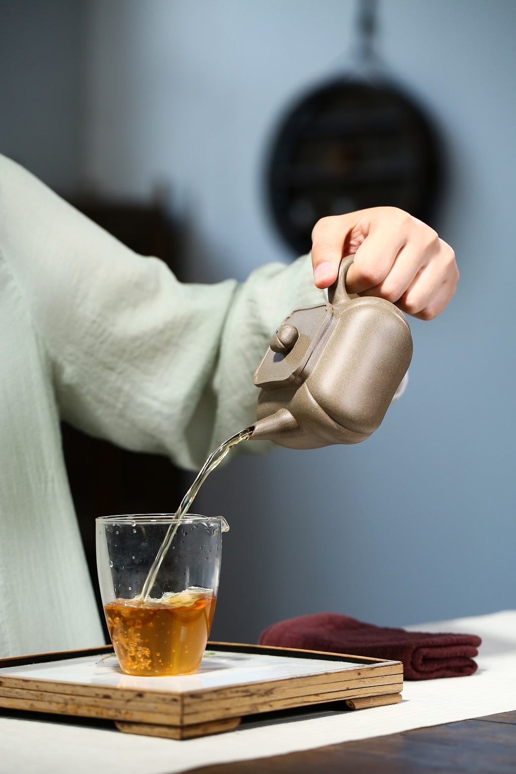 配持壶照【筋纹水平】 制壶：刘彩萍（国家级工艺美术师） 泥料：原矿青段泥 容量：275cc