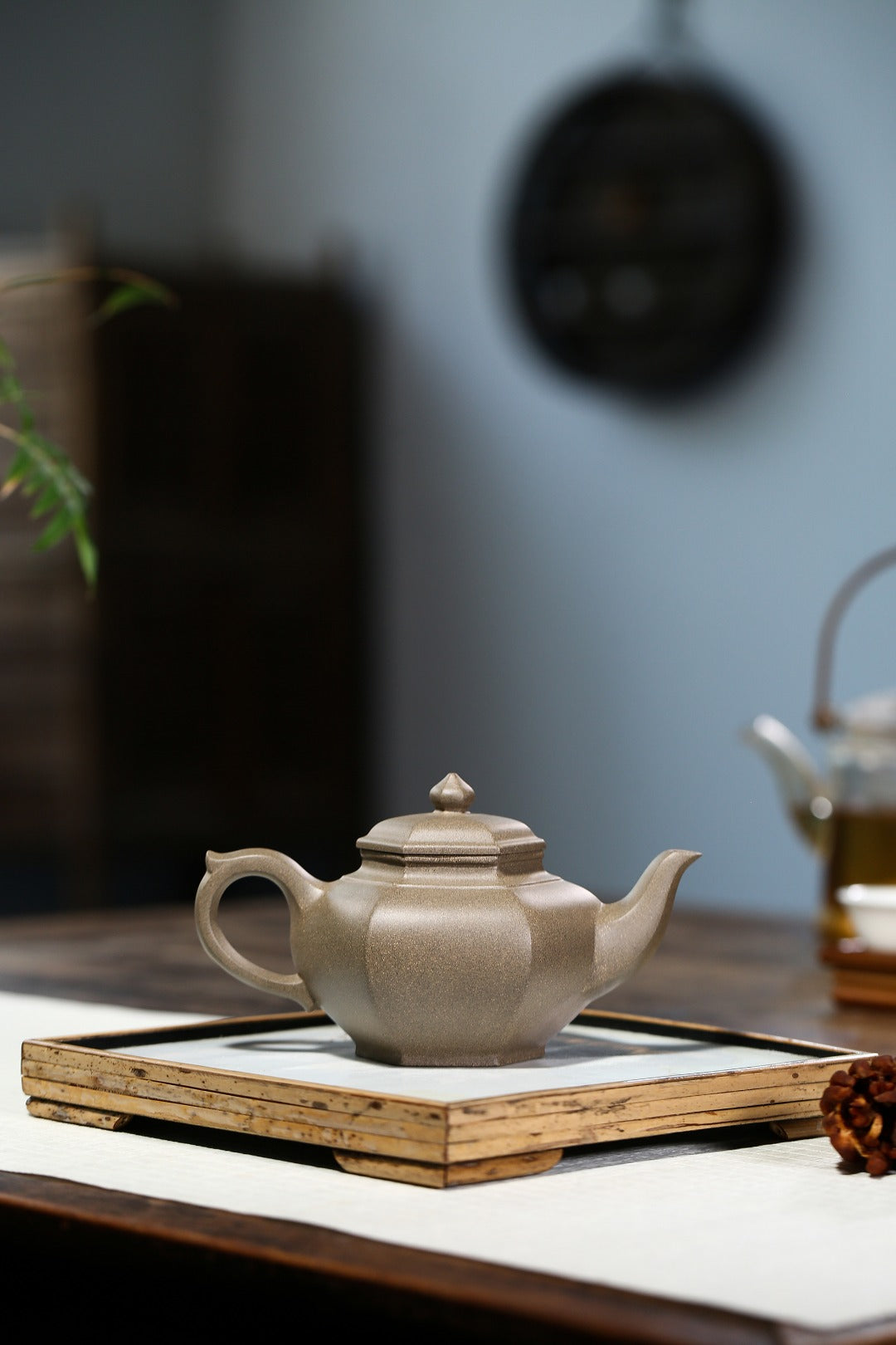 配持壶照【六方笑樱】 制壶：刘彩萍（国家级工艺美术师） 泥料：原矿段泥 容量：260cc