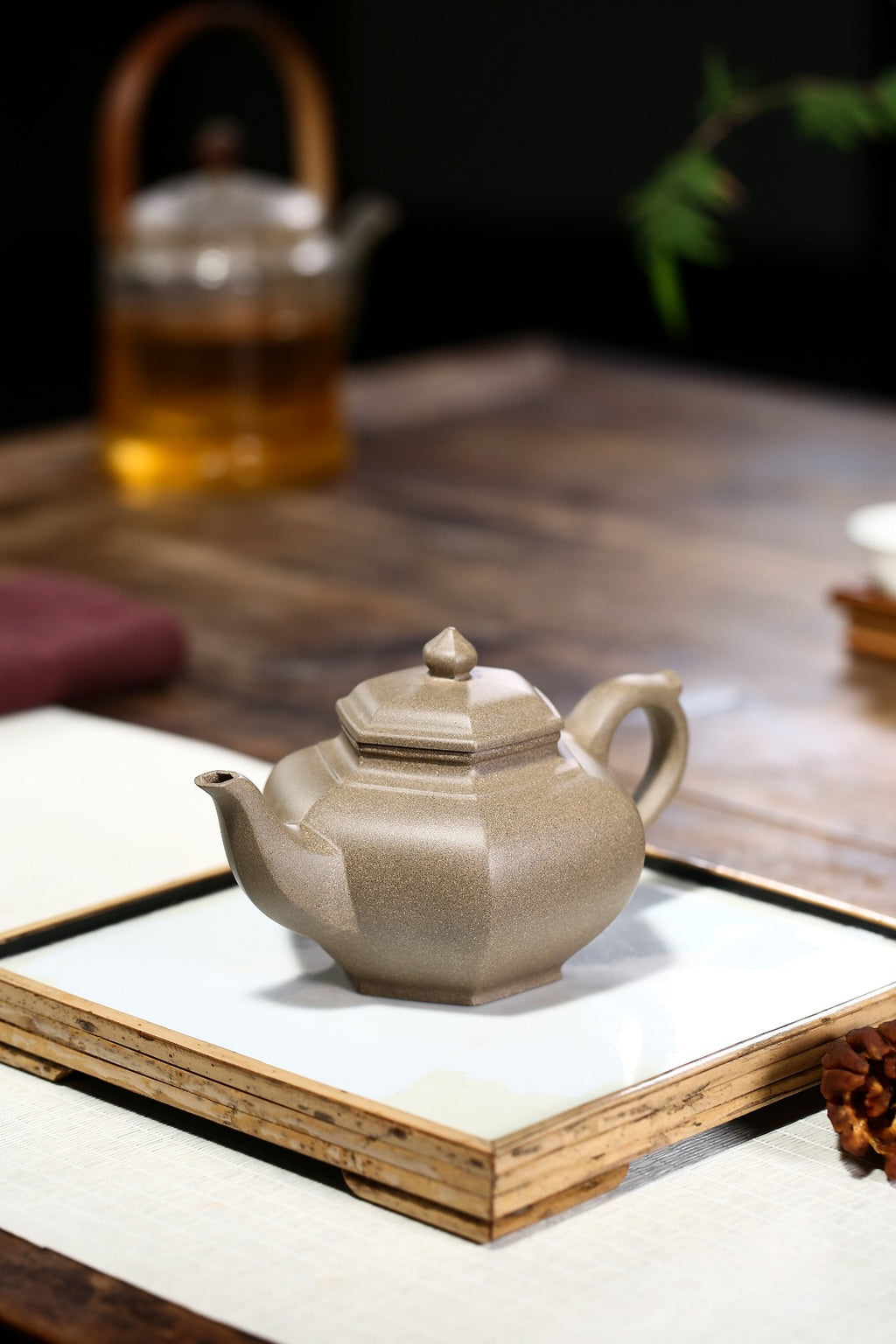 配持壶照【六方笑樱】 制壶：刘彩萍（国家级工艺美术师） 泥料：原矿段泥 容量：260cc