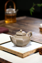 配持壶照【六方笑樱】 制壶：刘彩萍（国家级工艺美术师） 泥料：原矿段泥 容量：260cc