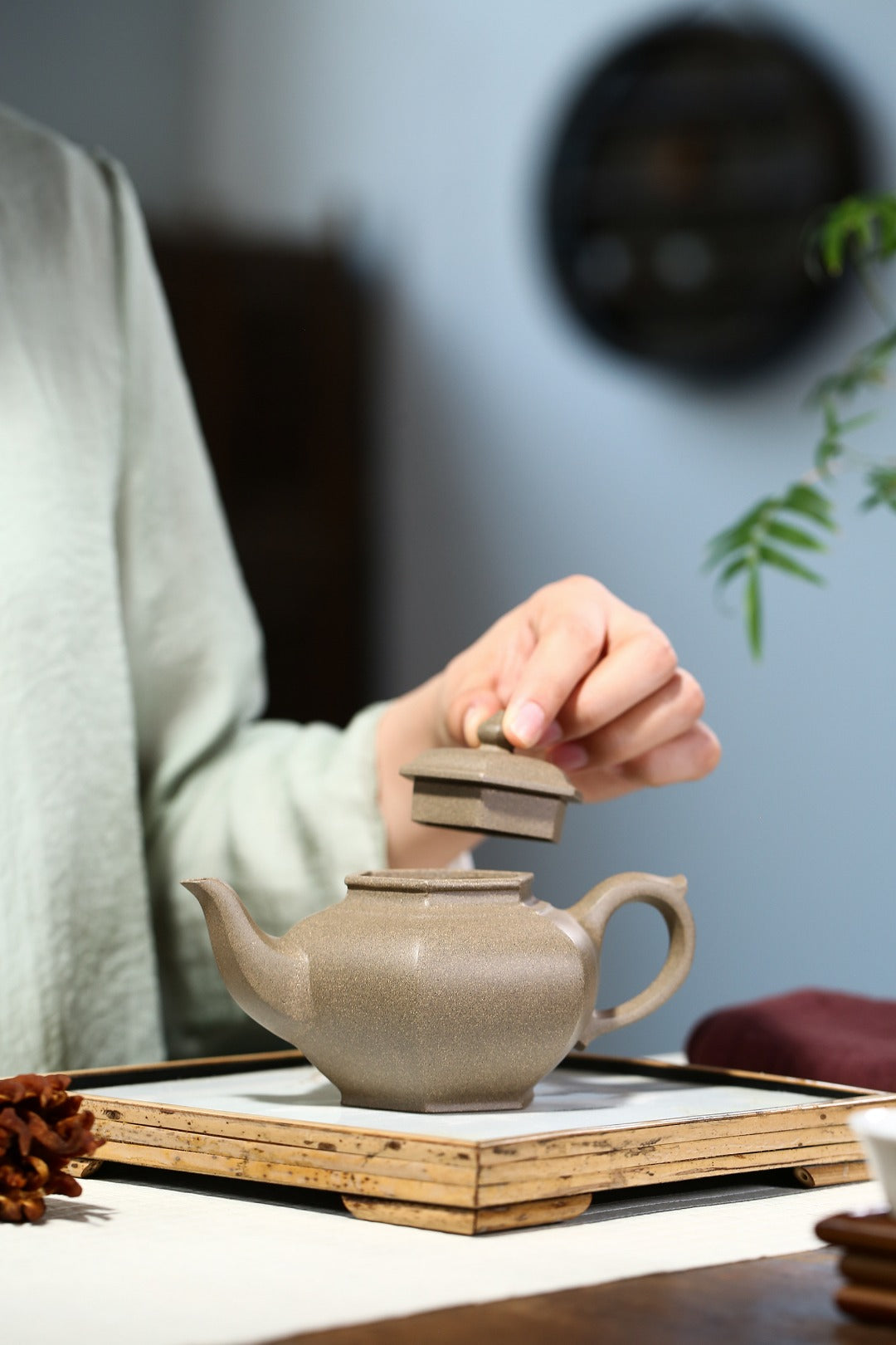 配持壶照【六方笑樱】 制壶：刘彩萍（国家级工艺美术师） 泥料：原矿段泥 容量：260cc