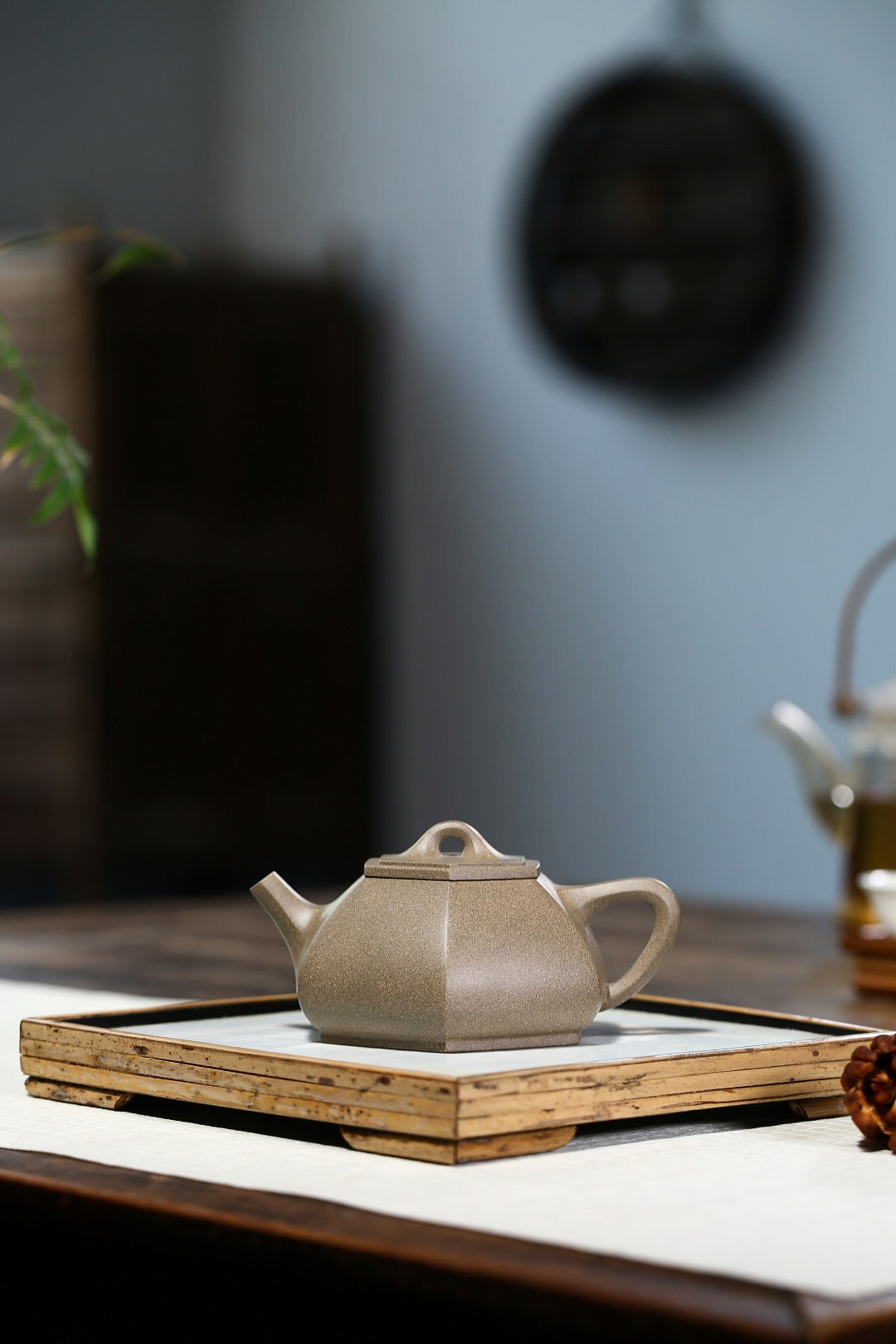 配持壶照 【六方石瓢】 制壶：刘彩萍（国家级工艺美术师） 泥料：原矿段泥 容量：225cc