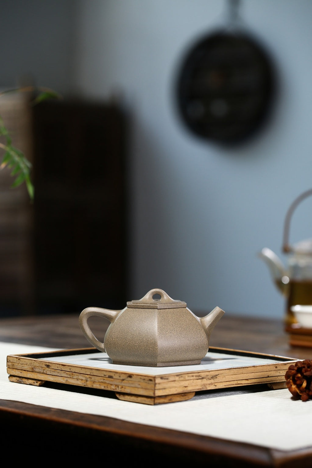 配持壶照 【六方石瓢】 制壶：刘彩萍（国家级工艺美术师） 泥料：原矿段泥 容量：225cc