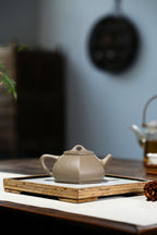 配持壶照 【六方石瓢】 制壶：刘彩萍（国家级工艺美术师） 泥料：原矿段泥 容量：225cc