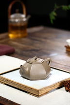 配持壶照 【六方石瓢】 制壶：刘彩萍（国家级工艺美术师） 泥料：原矿段泥 容量：225cc