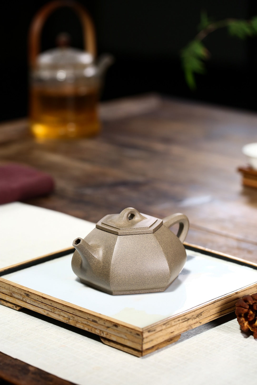 配持壶照 【六方石瓢】 制壶：刘彩萍（国家级工艺美术师） 泥料：原矿段泥 容量：225cc