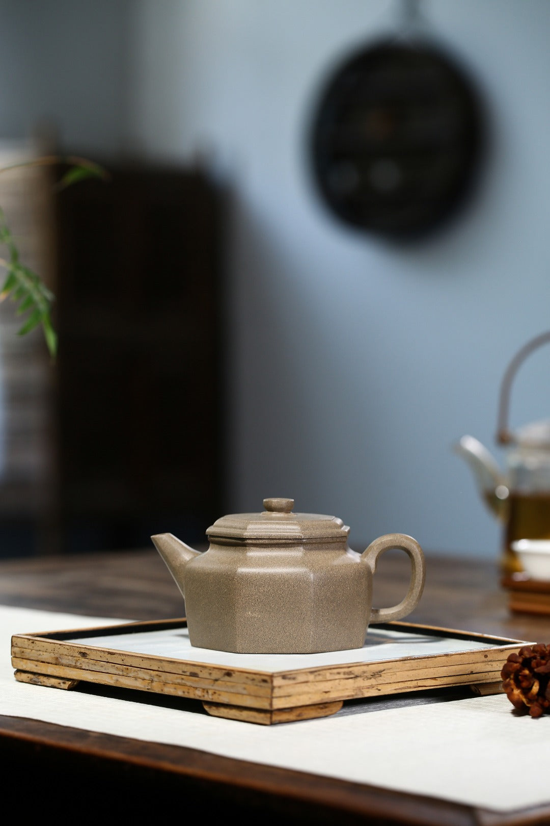 配持壶照【八方德钟】 制壶：刘彩萍（国家级工艺美术师） 泥料：原矿青段泥 容量：275cc