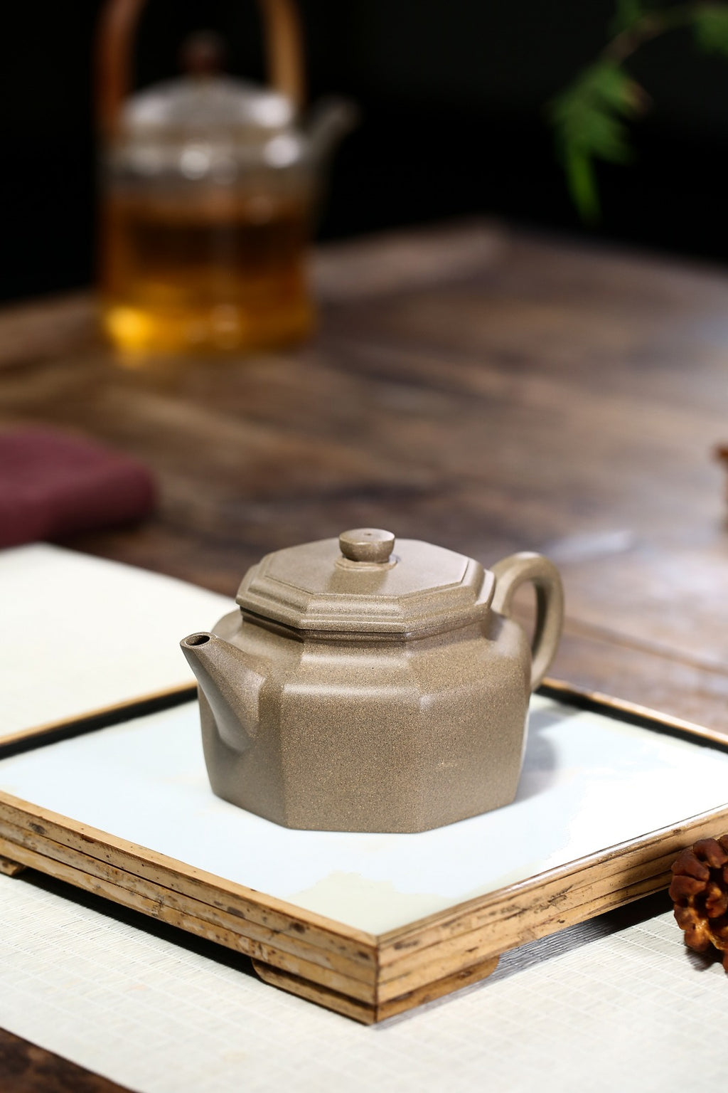 配持壶照【八方德钟】 制壶：刘彩萍（国家级工艺美术师） 泥料：原矿青段泥 容量：275cc