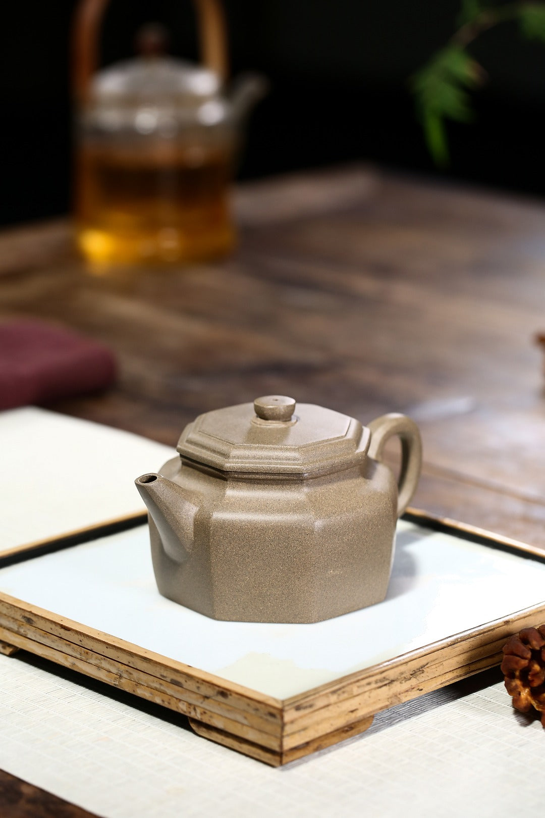 配持壶照【八方德钟】 制壶：刘彩萍（国家级工艺美术师） 泥料：原矿青段泥 容量：275cc