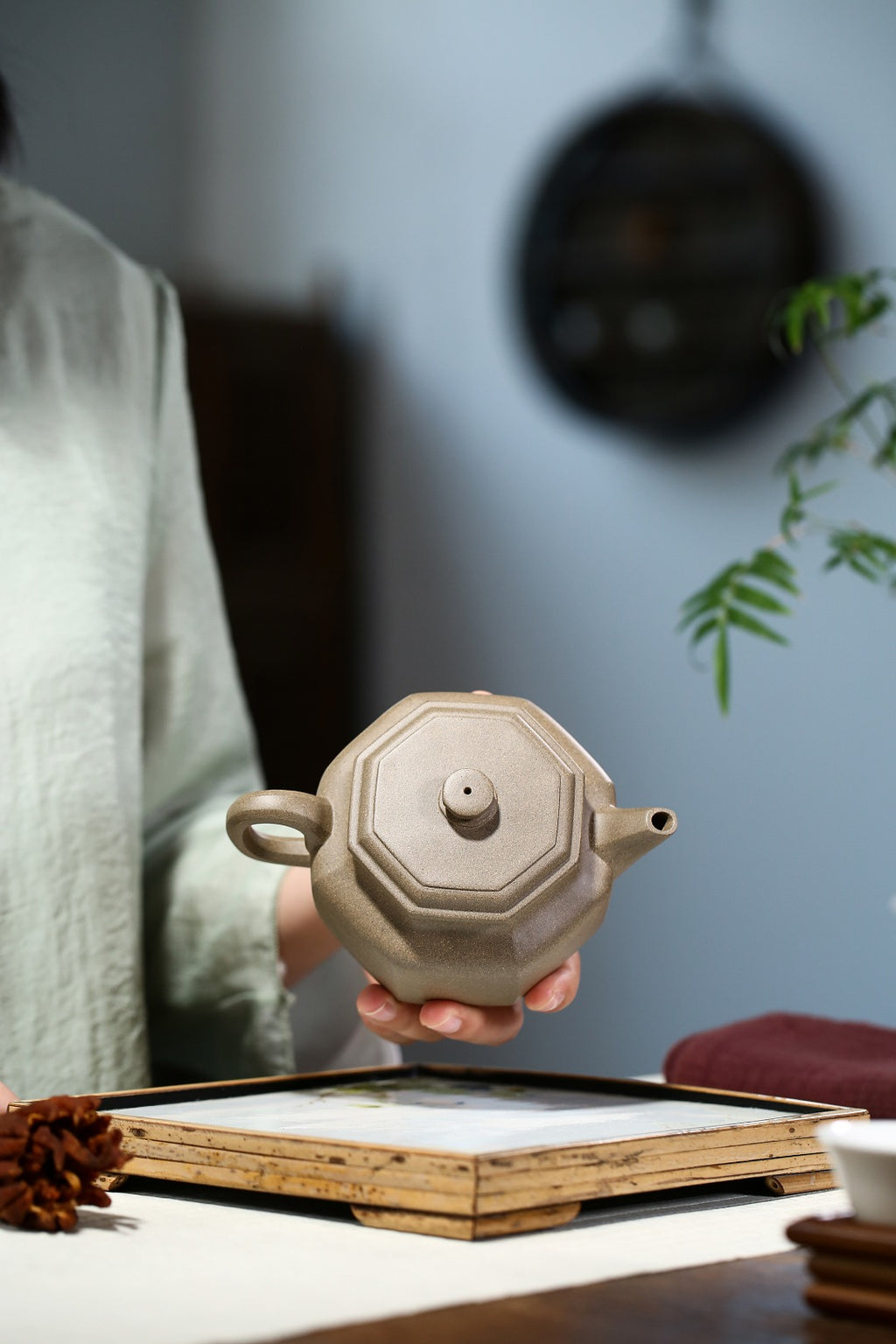 配持壶照【八方德钟】 制壶：刘彩萍（国家级工艺美术师） 泥料：原矿青段泥 容量：275cc
