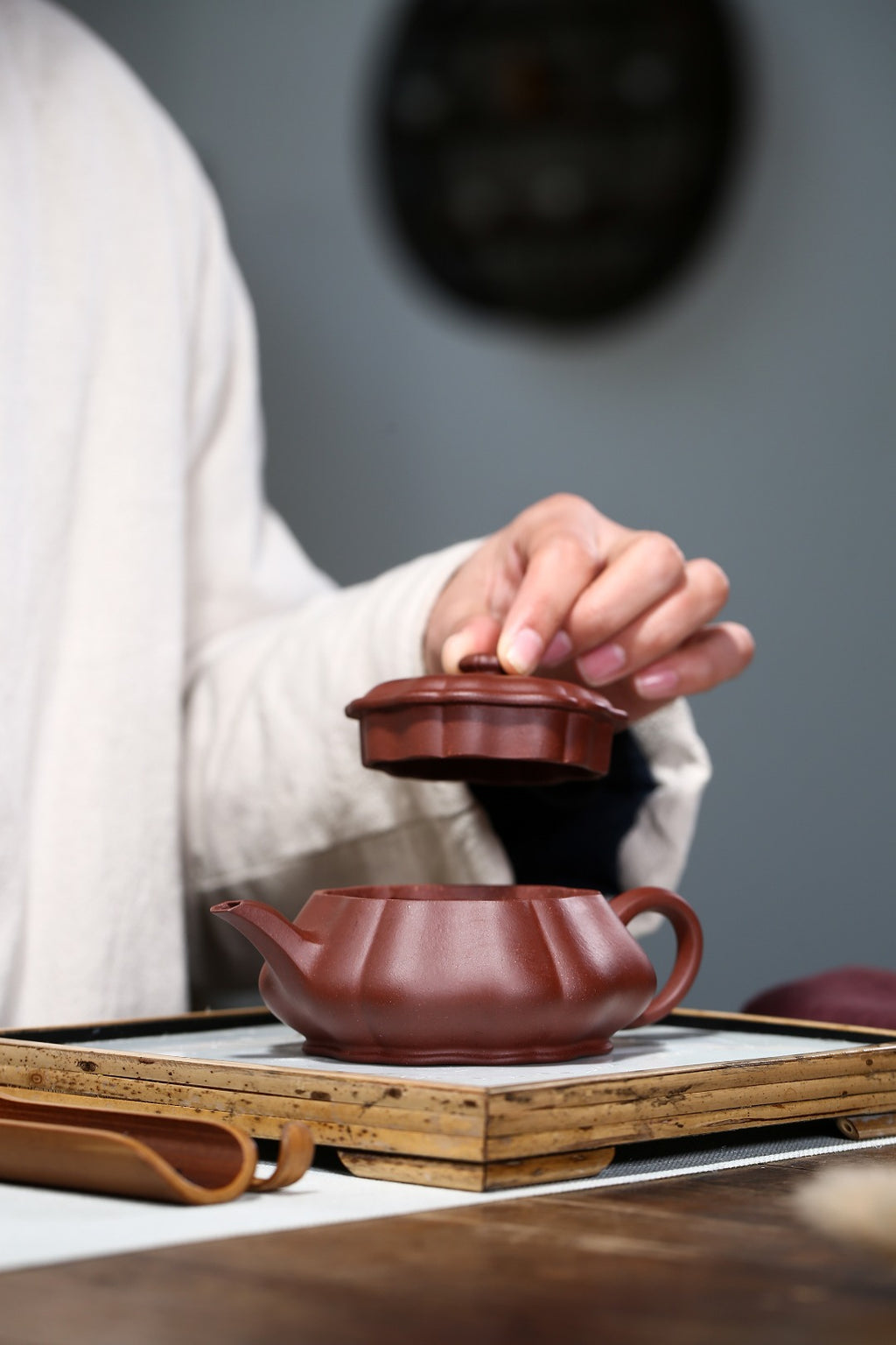 配持壶照【葵炉】 制壶：刘彩萍（国家级工艺美术师） 泥料：原矿底槽清 容量：200cc