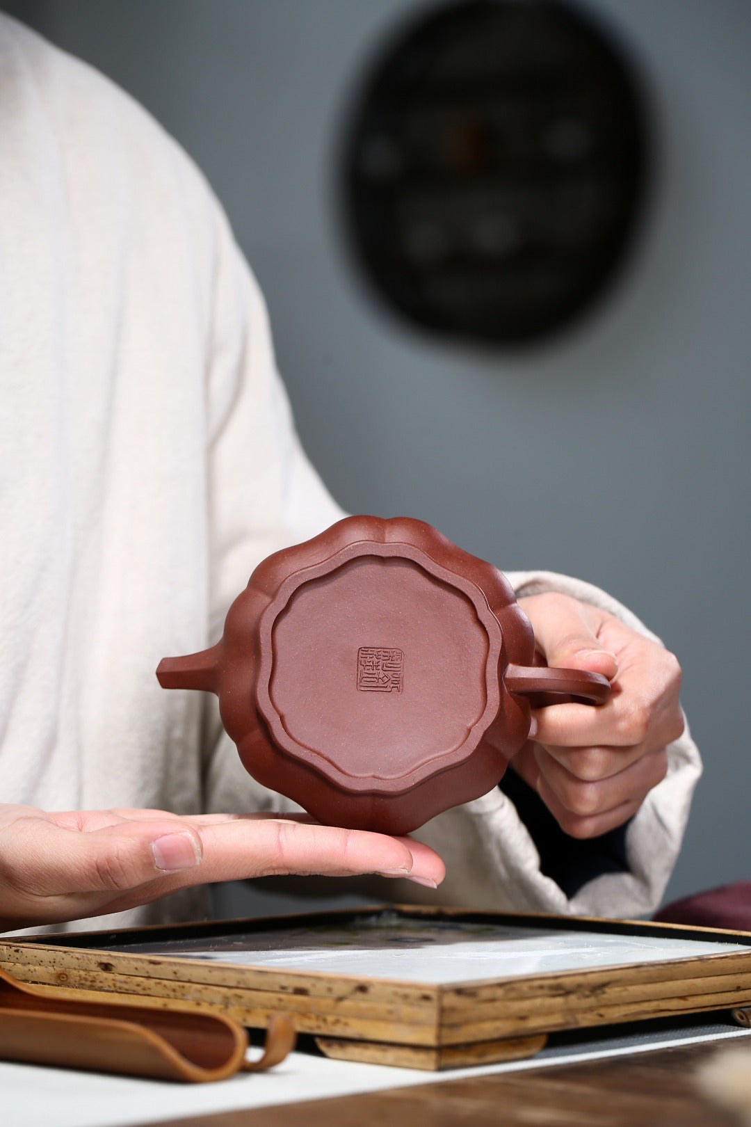 配持壶照【葵炉】 制壶：刘彩萍（国家级工艺美术师） 泥料：原矿底槽清 容量：200cc