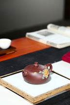 配持壶照【葫芦壶】 制壶：刘彩萍（国家级工艺美术师） 泥料：原矿清水泥 容量：170cc