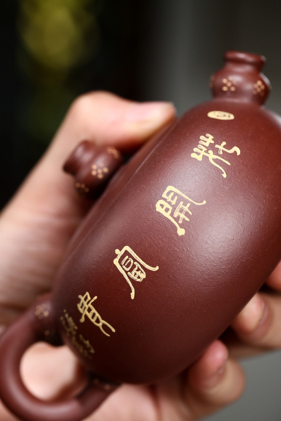 配持壶照【葫芦壶】 制壶：刘彩萍（国家级工艺美术师） 泥料：原矿清水泥 容量：170cc