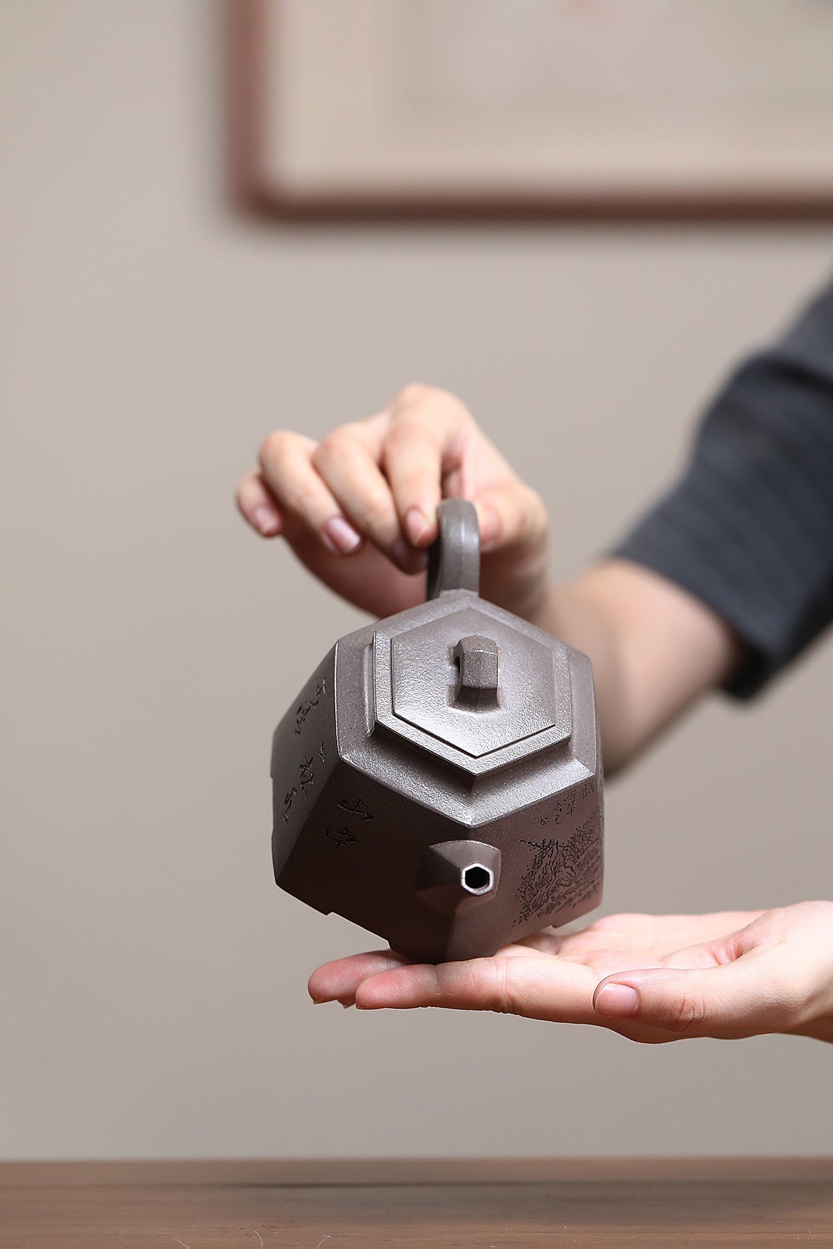 耿浩·方器臻藏 紫砂界80后方器巨匠扛鼎之作《六方井栏壶》原矿极品龙背青·320cc