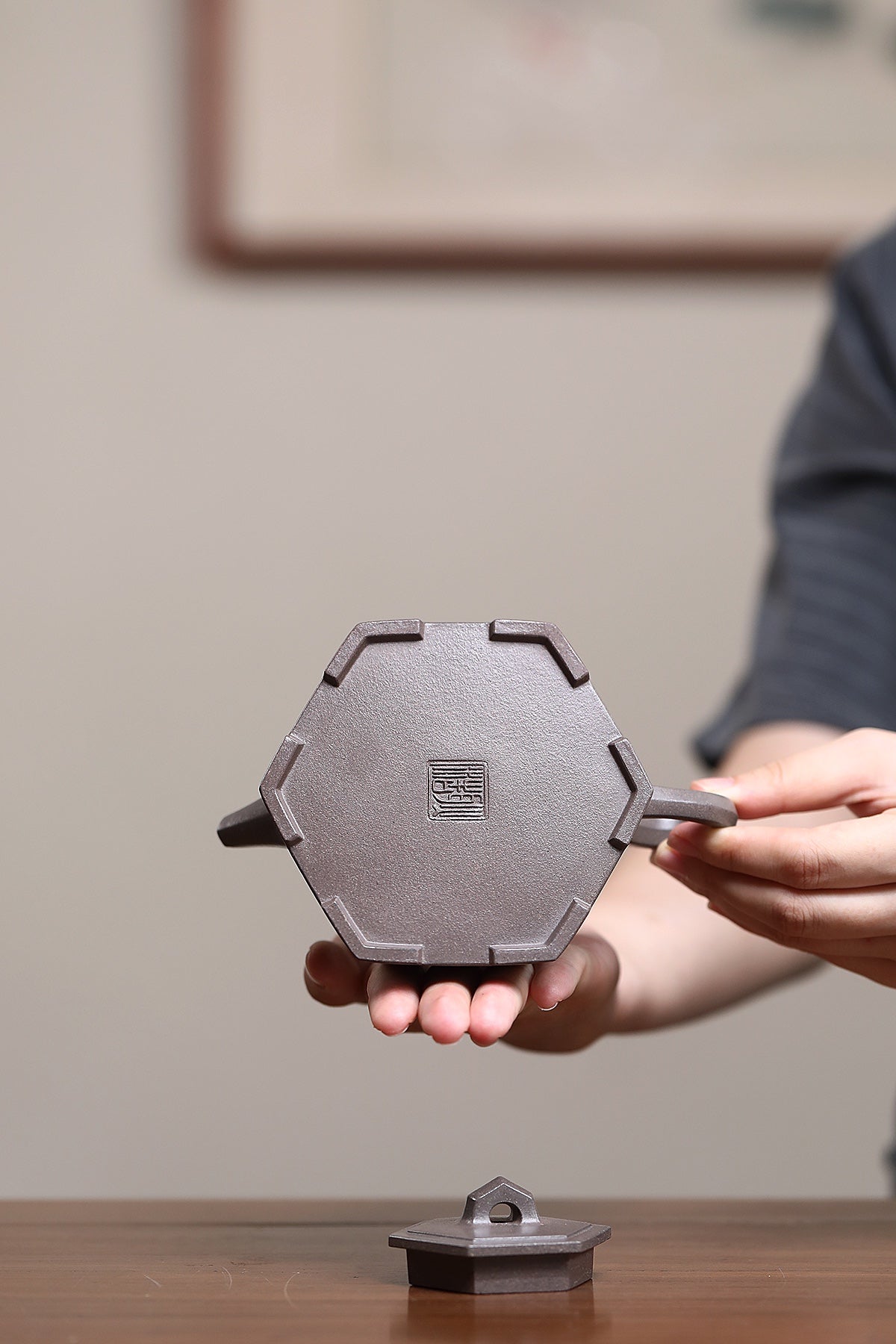 耿浩·方器臻藏 紫砂界80后方器巨匠扛鼎之作《六方井栏壶》原矿极品龙背青·320cc