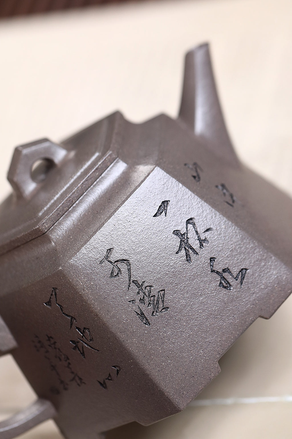 耿浩·方器臻藏 紫砂界80后方器巨匠扛鼎之作《六方井栏壶》原矿极品龙背青·320cc
