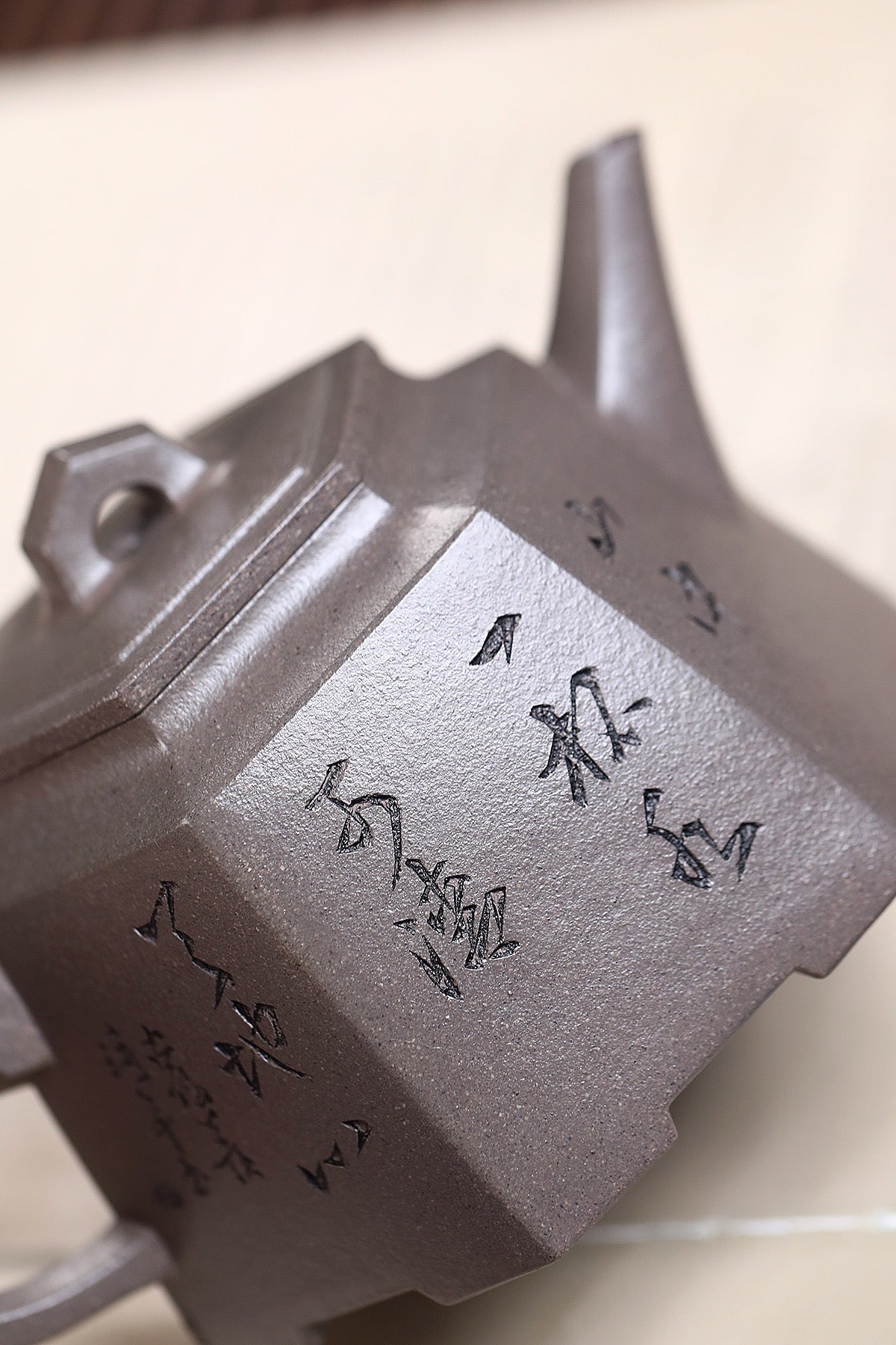 耿浩·方器臻藏 紫砂界80后方器巨匠扛鼎之作《六方井栏壶》原矿极品龙背青·320cc