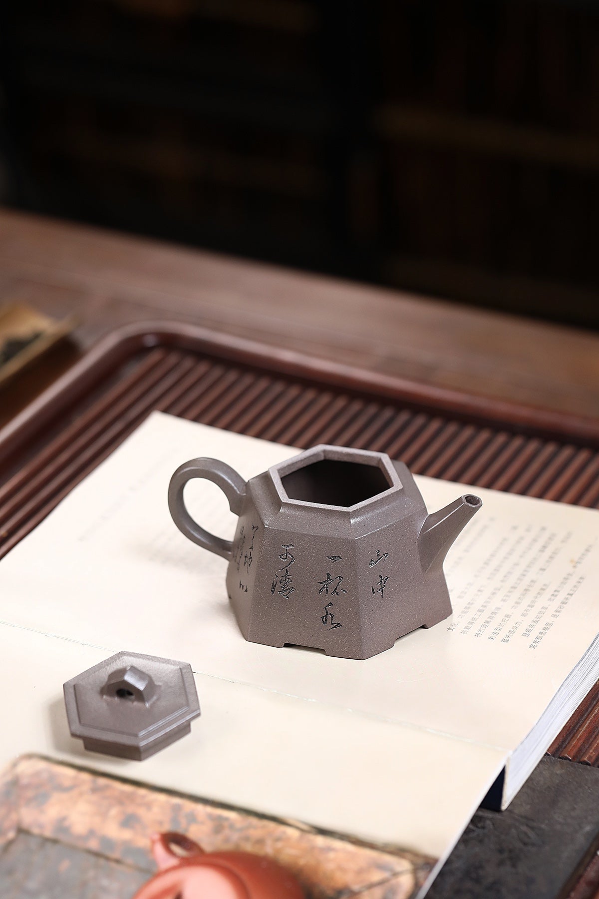 耿浩·方器臻藏 紫砂界80后方器巨匠扛鼎之作《六方井栏壶》原矿极品龙背青·320cc