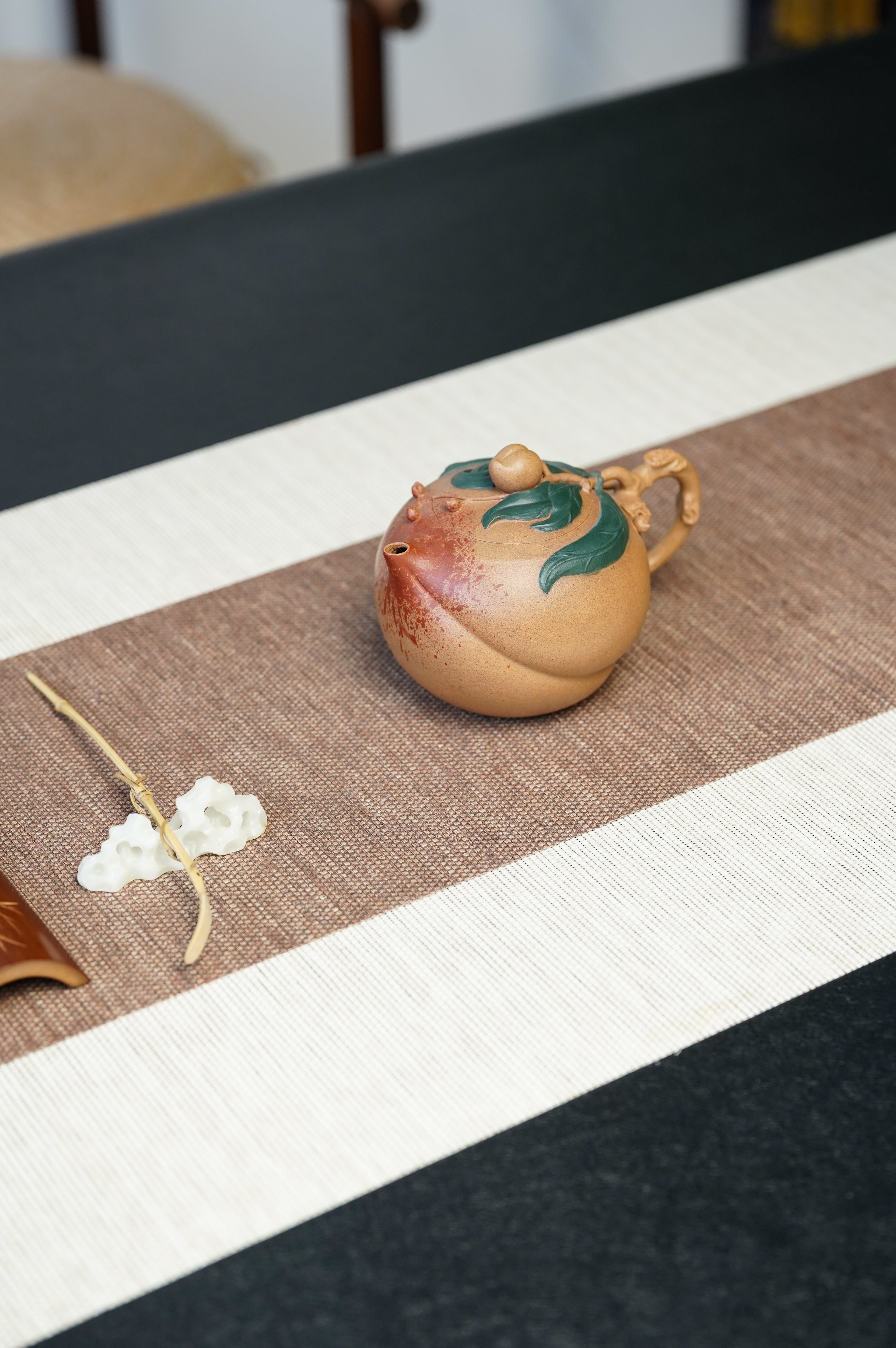 紫砂非遗花器泰斗·蒋蓉唯一嫡传｜蒋艺华亲制臻品【寿桃壶】原矿极品黄金段泥·350cc