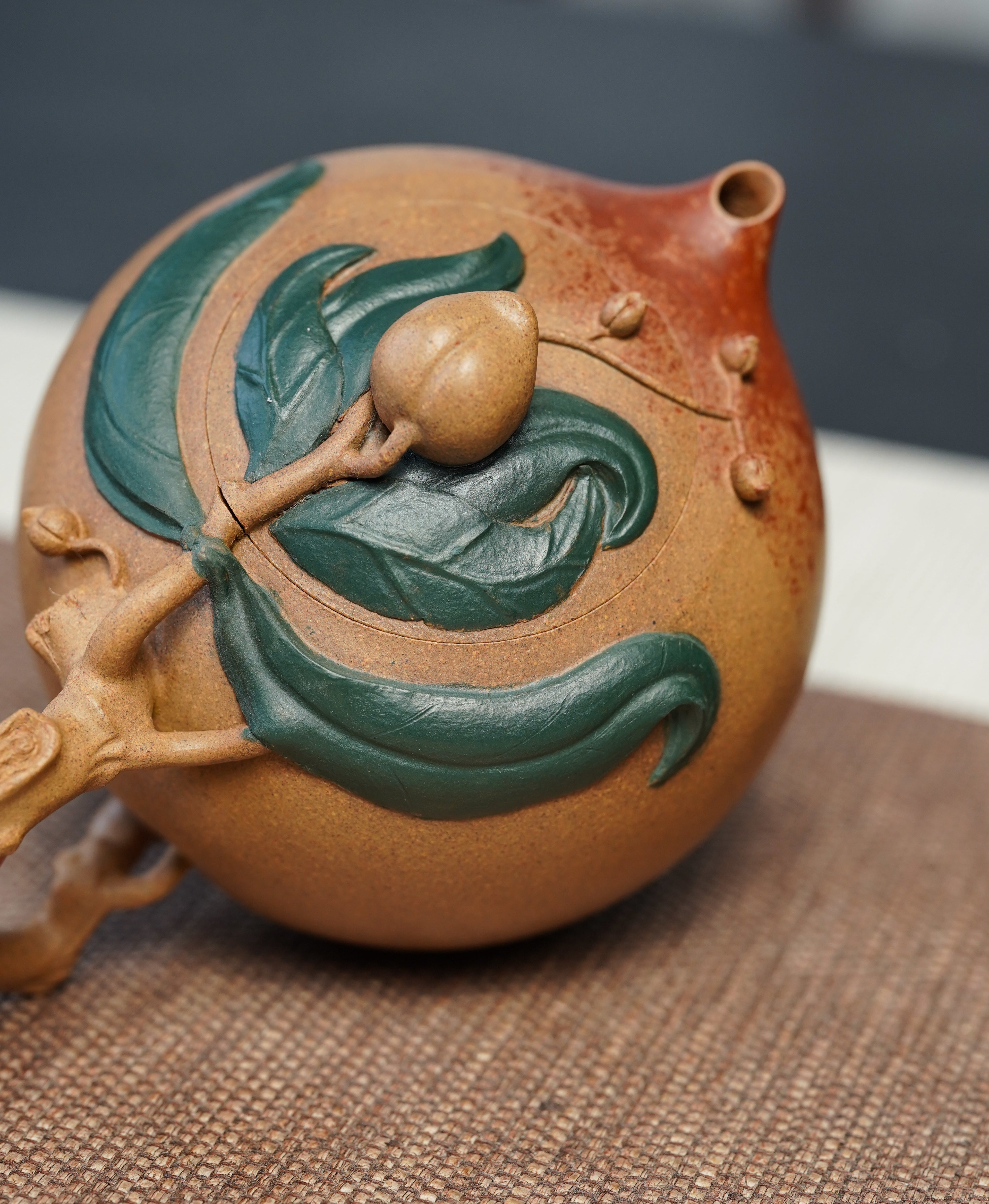 紫砂非遗花器泰斗·蒋蓉唯一嫡传｜蒋艺华亲制臻品【寿桃壶】原矿极品黄金段泥·350cc
