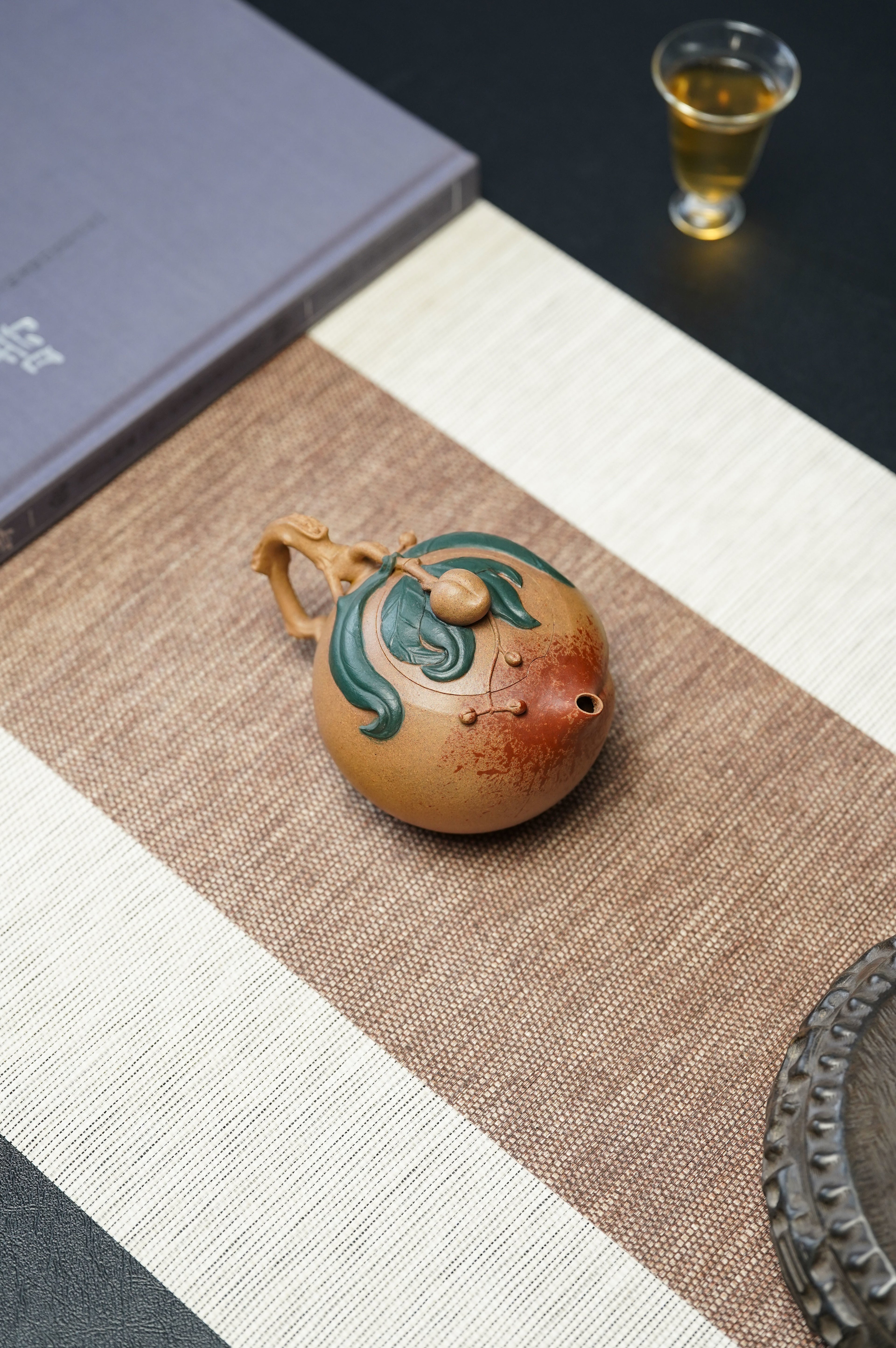 紫砂非遗花器泰斗·蒋蓉唯一嫡传｜蒋艺华亲制臻品【寿桃壶】原矿极品黄金段泥·350cc