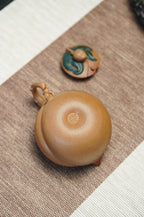 紫砂非遗花器泰斗·蒋蓉唯一嫡传｜蒋艺华亲制臻品【寿桃壶】原矿极品黄金段泥·350cc