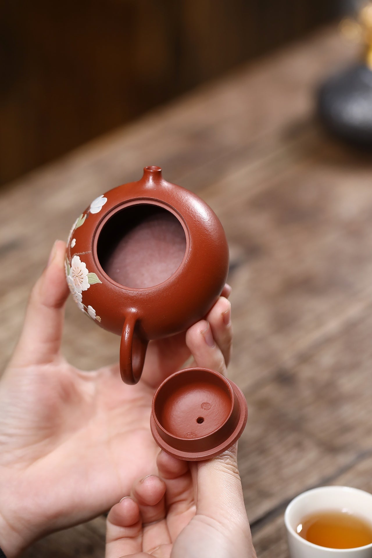 豆蔻西施·朱泥 精工•泥绘 容量：90cc内推球孔