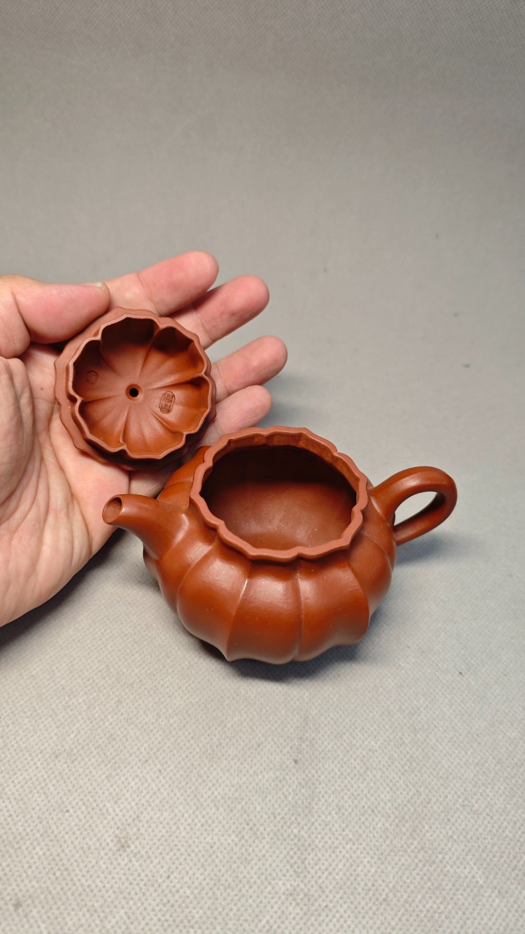 精工筋纹器 口盖不漏水 【筋纹君德】 泥料：原矿朱泥 容量：180cc 孔数：内推球孔