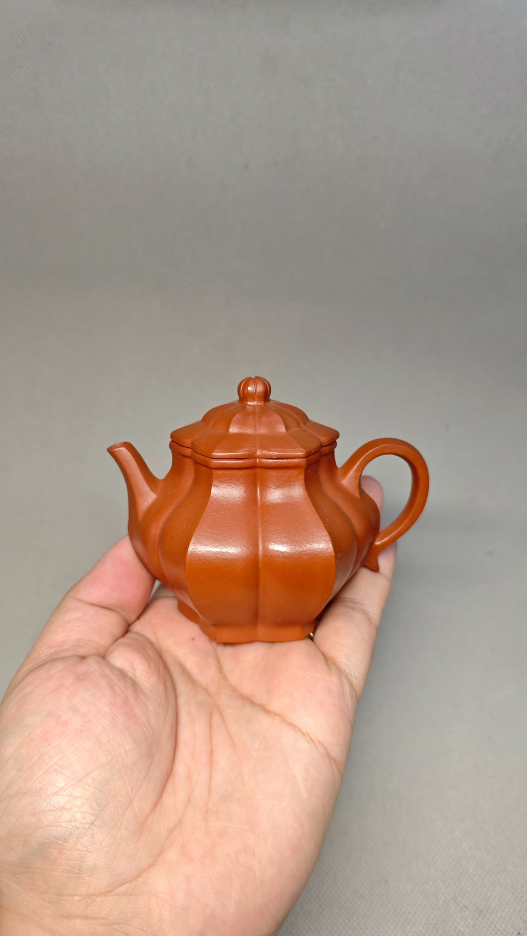 【筋纹潘壶】 泥料：原矿朱泥 容量：180cc 孔数：内推球孔