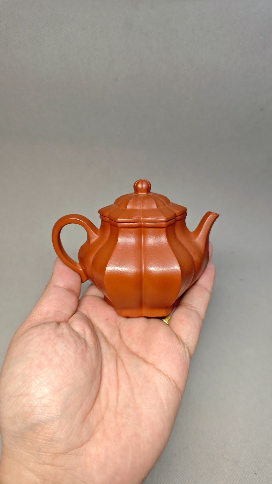 【筋纹潘壶】 泥料：原矿朱泥 容量：180cc 孔数：内推球孔