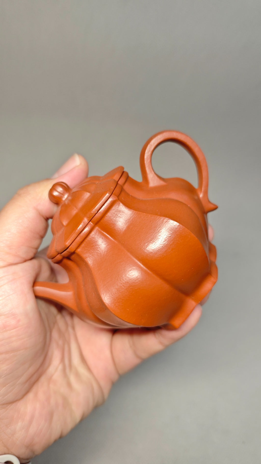 【筋纹潘壶】 泥料：原矿朱泥 容量：180cc 孔数：内推球孔