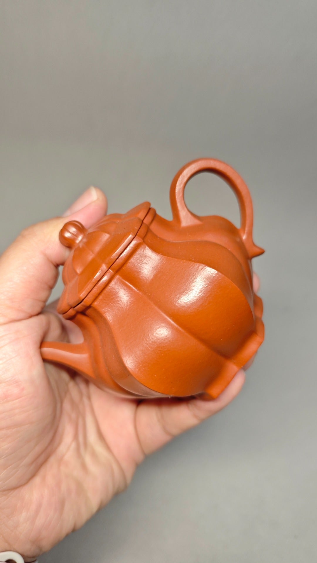 【筋纹潘壶】 泥料：原矿朱泥 容量：180cc 孔数：内推球孔