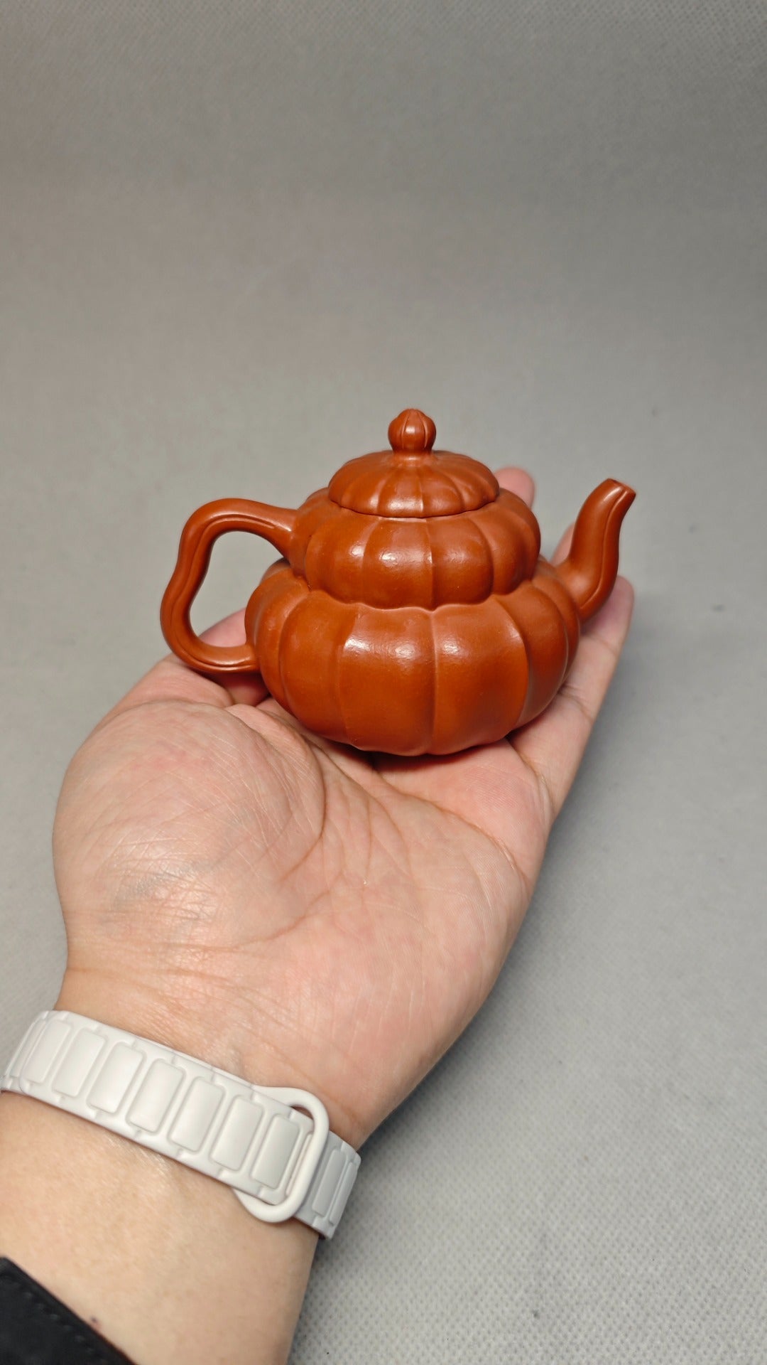 精工筋纹器 口盖不漏水 【筋纹葫芦】 泥料：原矿朱泥 容量：120cc 孔数：内推球孔