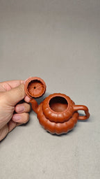 精工筋纹器 口盖不漏水 【筋纹葫芦】 泥料：原矿朱泥 容量：120cc 孔数：内推球孔